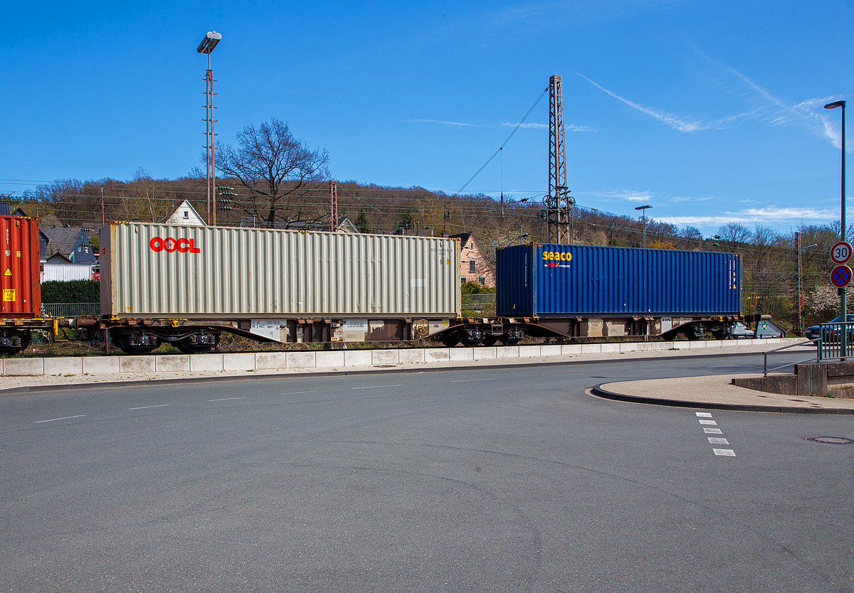 Sechsachsige Drehgestell-Gelenk-Containertragwagen 37 80 4952 331-9 D-AAEC der Gattung Sggmrs 90´23 der AAE Cargo AG (heute zur VTG AG), beladen mit zwei Containern, abgestellt am 17.04.2022 in Kreuztal beim Südwestfalen Container-Terminal (SWCT). 

Der Wagen wurde 2006 vom slowakischen Hersteller Tatravagónka a.s. in Poprad unter der Fabriknummer 269 gebaut.

TECHNISCHE DATEN:
VTG Typ: I71.090D
Spurweite: 1.435 mm
Länge über Puffer: 29.590 mm
Drehzapfenabstand: 2 x 11.995 mm
Achsabstand in den Drehgestellen: 1.800 mm
Ladelänge: 2 x 13.820 mm
Höhe der Ladeebene über S.O.: 1.155 mm
Eigengewicht: 29.000 kg
Max. Zuladung bei Lastgrenze S: 106 t (ab Streckenklasse D)
Max. Geschwindigkeit: 100 km/h (leer 120 km/h)
Kleinster befahrbarer Gleisbogen: R 75 m (150 m im Zugverband)
Bremse: 2 x KE GP-A (LL), Max. 90 t
Feststellbremse: Ja
