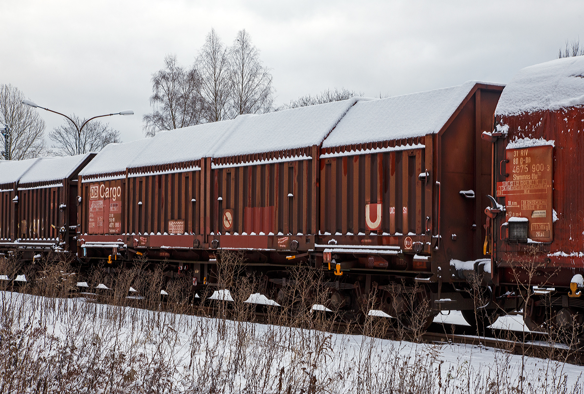 Sechsachsiger Drehgestell-Flachwagen für Coiltransporte mit verschiebbaren Teleskophauben und Lademulden für Coiltransporte der Gattung Sahimms-u 900 (31 80 4876 886-. D-DB), der DB Cargo AG, abgestellt am 17.01.2016 auf dem Betriebsbereich Freien Grunder Eisenbahn der KSW in Herdorf.

Dieser Spezialwagen besitzt Stirnwände, fünf fest im Untergestell eingebaute Mulden und vier verschiebbar angeordnete Stahlhauben (Teleskophauben), die sich einseitig oder zu beiden Wagenenden hin soweit übereinander schieben lassen, dass jeweils 40 % der gesamten Ladelänge freigelegt werden kann. Hierdurch ist eine einfache Beladung des Wagens sowohl von oben als auch von der Seite aus möglich. Der Wagen darf nur mit geschlossenen und verriegelten Hauben verkehren.
Die Wagen haben zum Teil eine vom Boden aus bedienbare Feststellbremse, die auf ein Drehgestell wirkt.

TECHNISCHE DATEN:
Gattungszeichen mit Bauartnummer: Sahimms-u 900
Spurweite: 1.435 mm
Anzahl der Radsätze: 6 (in zwei Drehgestellen)
Länge über Puffer: 15.000 mm
Drehzapfenabstand: 8.000 mm
Achsabstände in den Drehgestellen: 2 x 1.700 mm = 3.400 mm
Wagenhöhe: 4.148 mm
Ladebreite in den Mulden: 2.400 mm
max. Durchmesser der Coils: 2.700 mm
Eigengewicht: 32.570 kg
Max. Zuladung bei Lastgrenze S: 72,0 t (ab Streckenklasse D2)
Max. Zuladung bei Lastgrenze S auf DB-Netz: 87,0 t (ab CE)
max. Tragfähigkeit: 99 t
Höchstgeschwindigkeit: 100 km/h (beladen) / 120 km/h (leer)
kleinster befahrbarer Gleisbogen: R 75 m
Intern. Verwendungsfähigkeit: RIV