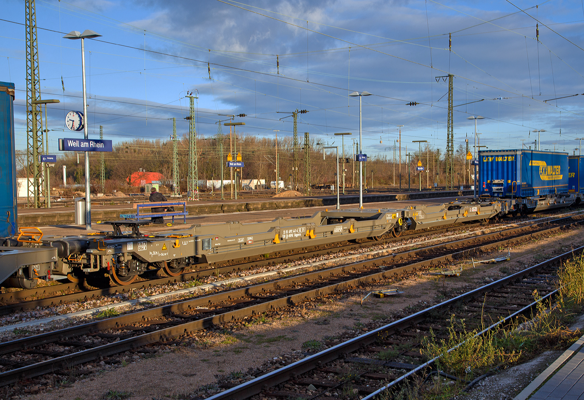 Sechsachsiger Gelenk-Taschenwagen (Doppeltaschenwagen Typ T3000es in Gelenkbauart ) der Gattung Sdggmrss (33 85 4992 447-4 CH-HUPAC) am 29.12.2017 im Bahnhof Weil am Rhein.

Der Wagen wurde 2017 von Tatravag�nka a.s. Poprad (Slowakei) und Ferriere Cattaneo (Schweiz), wohl Lizenzgeber, unter der Fabriknummer 845.

Diese G�terwagen sind zum Transport von kranmanipulierbaren Sattelaufliegern und genormten Wechselbeh�ltern / Containern an allen europ�ischen Eisenbahnstrecken mit Normalspurweite bestimmt.

Technische Daten
Spurweite: 1.435 mm
Eigengewicht: 35 t
Gewicht des beladenen Wagens: S/SS  135 / 120 t
Max. Radsatzlast S/SS:  22,5 t / 20 t
Max. Ladegewicht S/SS: 100 t / 85 t
Max. Geschwindigkeit bei Radsatzlast 20 t/22,5 t:  120/100 km/h
L�nge �ber Puffer: 34.200 mm
Drehzapfenabstand: 2 x 14.200 mm
Radsatzstand in den Drehgestellen: 1.800 mm
Ladel�nge: 2 x 16.185 mm
Nutzbare L�nge des Raums zwischen den Schutztr�ger: 10.490 mm
Raumbreite zwischen L�ngstr�gern: min. 2 700 mm
Drehgestelltyp: 1 x Y25Ls(s)i1f und  2 x Y25Lssi1-K (niedrige Bauart)
Raddurchmesser: 920 mm (neu) / 860 mm (abgenutzt)
St�tzbock h�henverstellbar (Ma�e �ber der Ladeebene der Tasche): 
untere Stellung:  880 mm 
mittlere Stellung: 980 mm 
obere Stellung: 1.130 mm 
