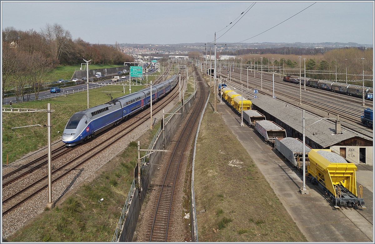 Seit 1981 verkehren TGV Züge nach Genève, seit 1984 nach Lausanne, doch erst mit der Eröffnung der Strecke via Nantua wird Montags bis Donnerstag ein TGV Zugspaar von Paris nach Lausanne via Genève angeboten. Auf dem Bild ist der TGV Lyria 9773 als Rame 4728 mit den Triebköpfen 93 87 0310 055-3 F-SNCF (Spitze) und 93 87 0310 056-1 (Schluss) kurz vor Lausanne bei Lonay-Préveranges unterwegs.
 2. April 2019
