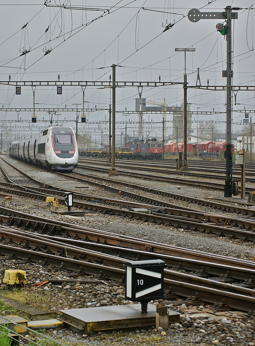 Seit langem schon, wenn auch etwas halbherzig verfolgte ich die Idee, einen TGV mit Formsignalen zu fotografieren. In zwischen La Plaine und Bellgarde waren die Formsignal schneller ersetzt, als ich dachte und Karlsruhe war mir etwas zu weit. Nun bin ich überraschend doch noch zu einem Formsignalbild mit TGV gekommen: Der in Bern von Paris ankommende TGV 9225 (22:51) wird bis zur Rückfahrt am nächsten Tag als TGV 9216 von Bern (ab 11:10) nach Paris im Rangierbahnhof Biel abgestellt. Das Bild zeigt den TGV 4415, welcher für die Fahrt nach Bern vorbereitet wird. 

5. April 2019