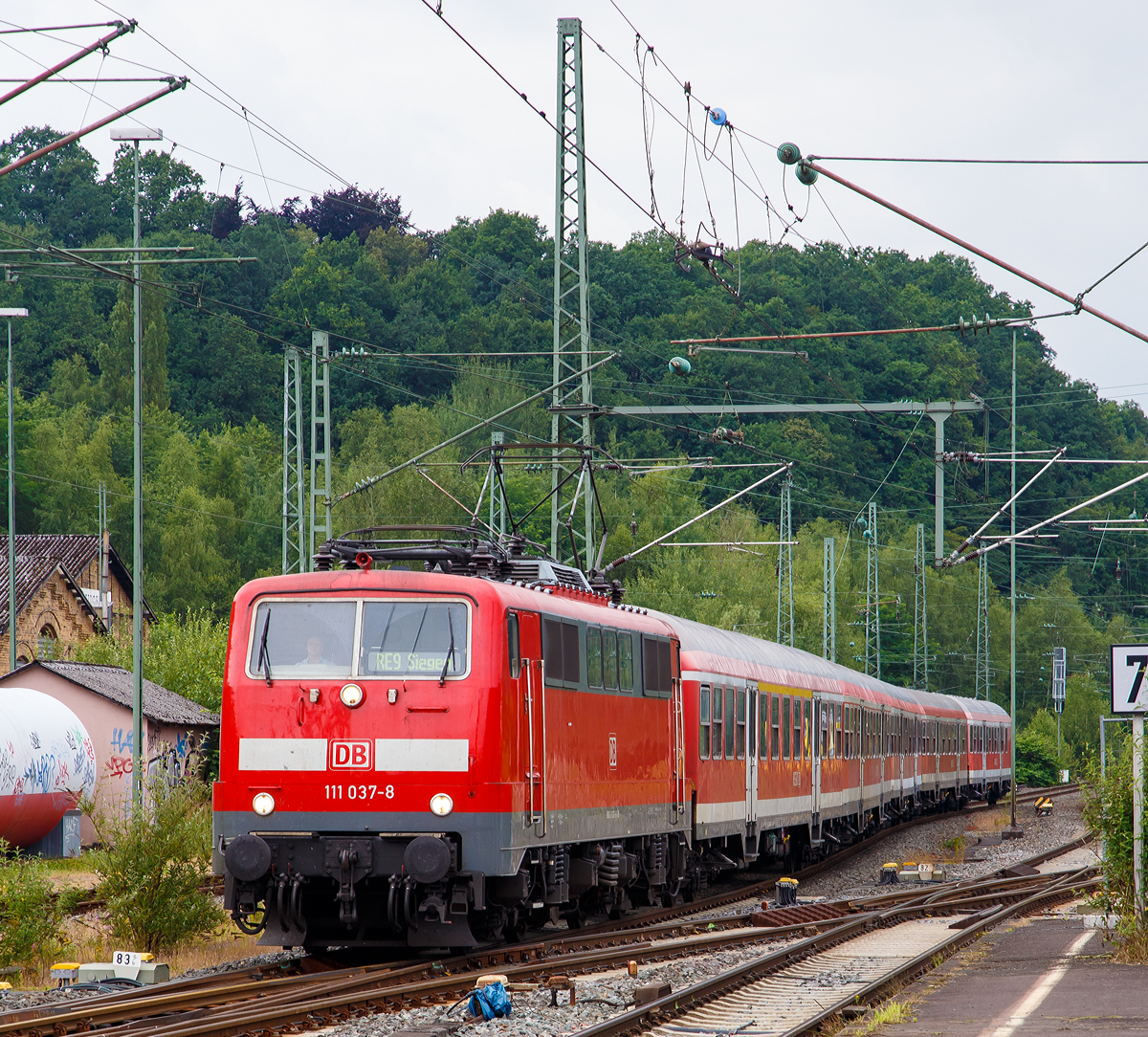 
Siegtal Pur am 02. Juli 2017 - Autofreies Siegtal - Von der Siegquelle bei Netphen bis Siegburg ist die, über 125 km lange Strecke, wieder komplett autofrei. Neben den planmäßigen Zügen im Taktverkehr gab es zusätzliche Sonderzüge der DB (als RE 9) und der HLB (als RB 90). 

Hier fährt gerade die 111 037-8  (91 80 6111 037-8 D-DB) der DB Regio NRW mit n-Wagen (ex Silberlinge), als zusätzlicher RE 9  - Rhein-Sieg-Express (Köln-Betzdorf - Siegen), in den Bahnhof Betzdorf/Sieg ein. 

Da die Wetterlage nicht die beste war, so blieb der ganz große Andrang aus.