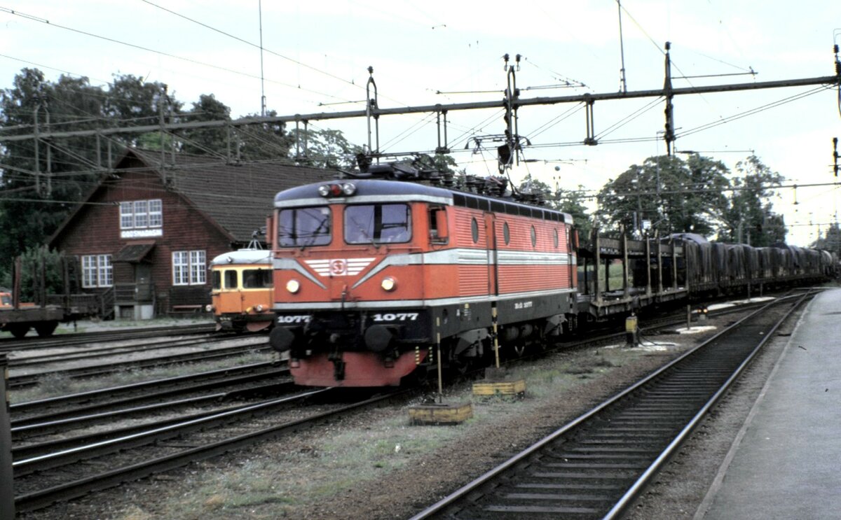 SJ Rc 2Nr.1077 mit Güterzug in Halsberg am 10.08.1985.