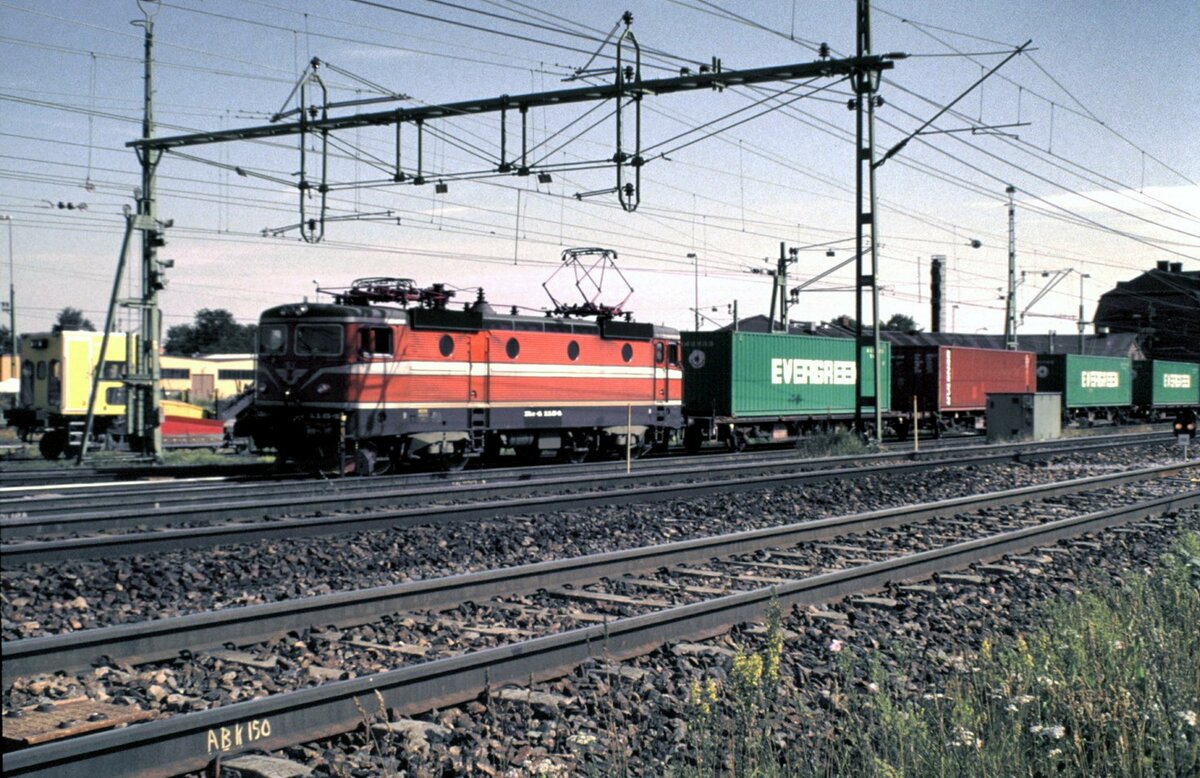 SJ Rc 4 Nr.1154 mit einem Containerzug in Hallsberg am 04.08.1994.