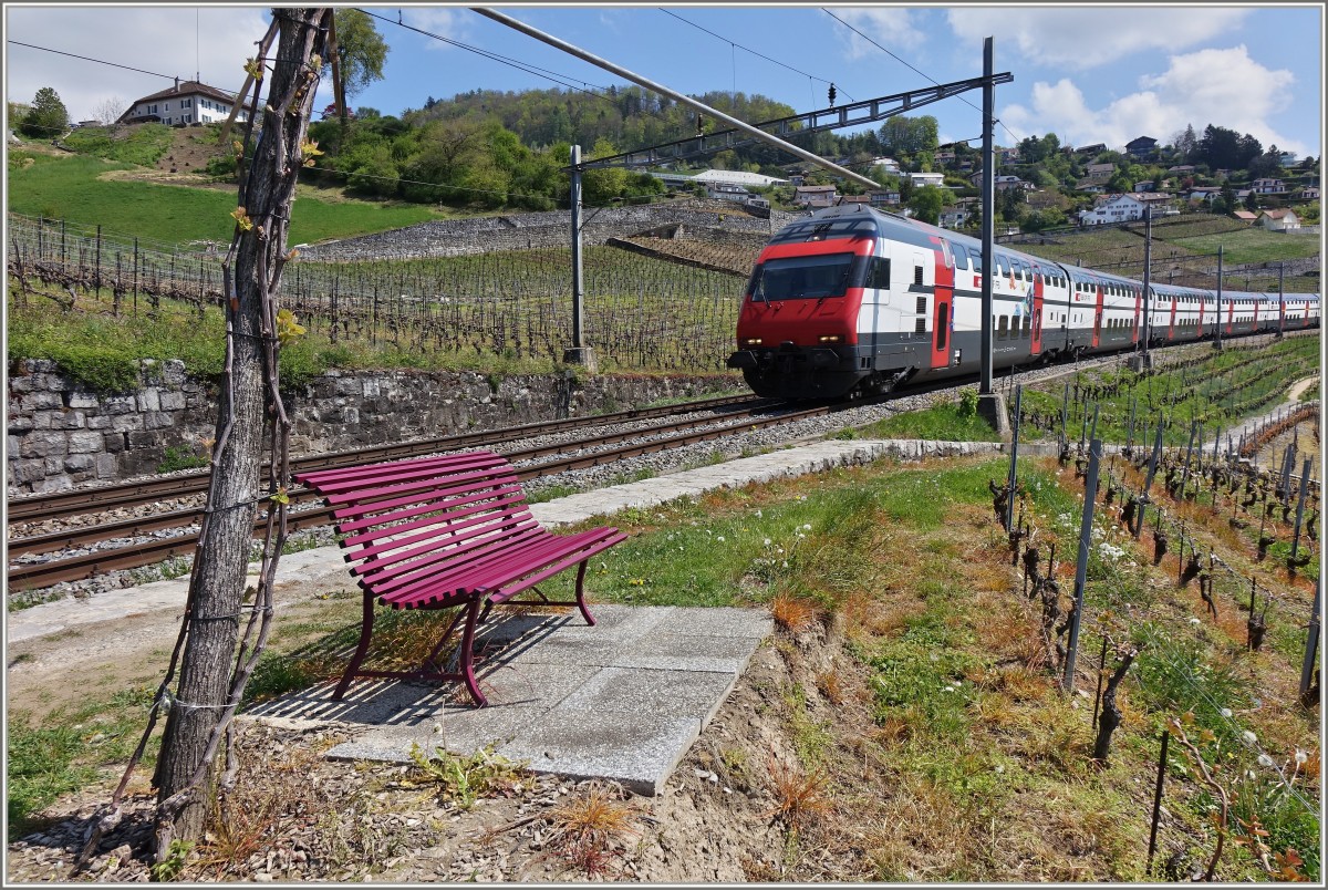 So mancher verweilt hier gerne ein Weilchen um Landschaft und Zug zu geniessen
(23.04.2014)