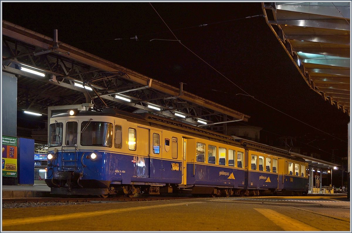 Solange sie noch fahren drücke ich ab, auch wenn dieses Bild erst zwei Sekunden später entstand (Selbstauslöser): Der MOB ABDe 8/8 4004 Fribourg  wartet in Montreux auf seine baldige Abfahrt nach Zweisimmen.
18. Feb.2018