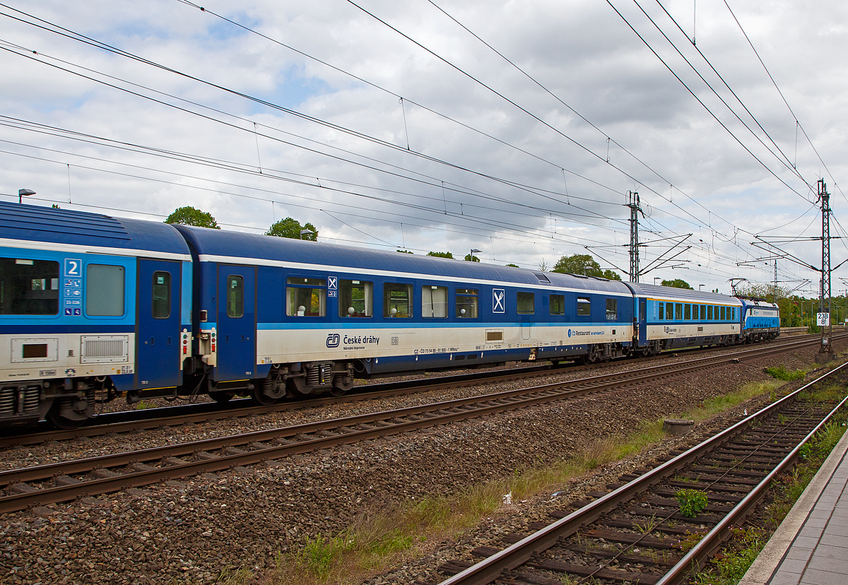 Speisewagen ČD - Česk� dr�hy (Tschechische Bahnen), CZ- ČD 73 54 88 - 91 005-1 der Gattung WRmz 815 am 14.05.2022 im Zugverband bei einer Durchfahrt im Bahnhof B�chen in Richtung Osten. Der Wagen ist f�r 200 km/h zugelassen und hat 30 Sitzpl�tze sowie 4 Stehpl�tze an der Bar.