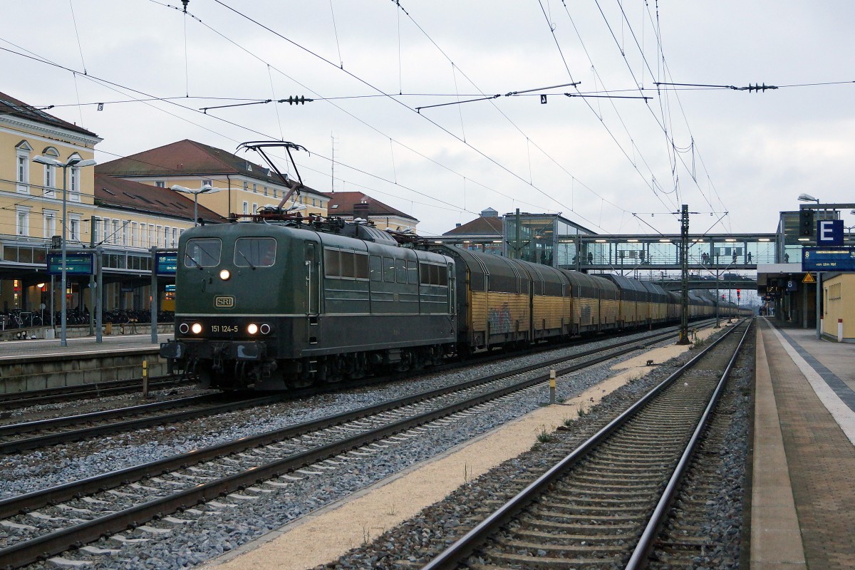 SRI/DB: Beim Einbruch der Dämmerung konnte die im klassischen Bundesbahn-Chromoxidgrüne 151 124-5 von SRI Rail Invest mit einem langen Blockgüterzug in Regensburg bei der Bahnhofsdurchfahrt aufgenommen werden.
Foto: Walter Ruetsch 