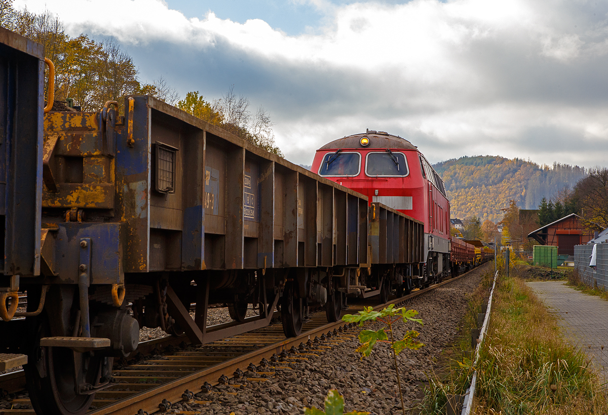 
Stau auf der Hellertalbahn....
Am 04.11.2020 staute sich der Verkehr auf der Hellertalbahn im Bahnhof Herdorf. Vorne wartet die Vossloh G 12 – 4120 001-7 „Karl August“ (92 80 4120 001-7 D-KAF) der KAF Falkenhahn Bau AG (Kreuztal) mit einem Altschotterzug und drei leeren Res.Wagen auf Hp 1 und direkt dahinter steht schon die 218 485-1 (92 80 1218 485-1 D-AIX) der AIXrail GmbH mit einem mit Altschotter beladenen Flachwagenzug 
