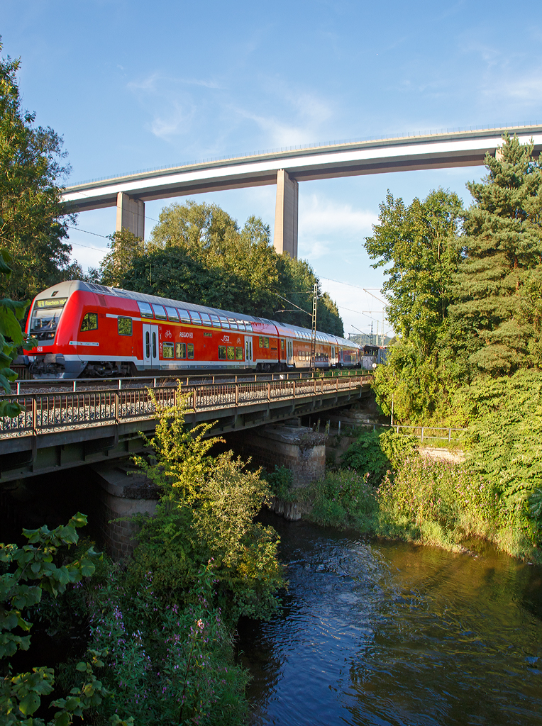 
Steuerwagen voraus (geschoben von einer 120.2er) fährt der RE 9 - Rhein-Sieg-Express (Siegen – Köln - Aachen) durch Siegen-Eiserfeld in Richtung Köln, hier überquert er gerade die Sieg. 

Im Hintergrund die 105 m hohe Siegtalbrücke der A45 (Sauerlandlinie).