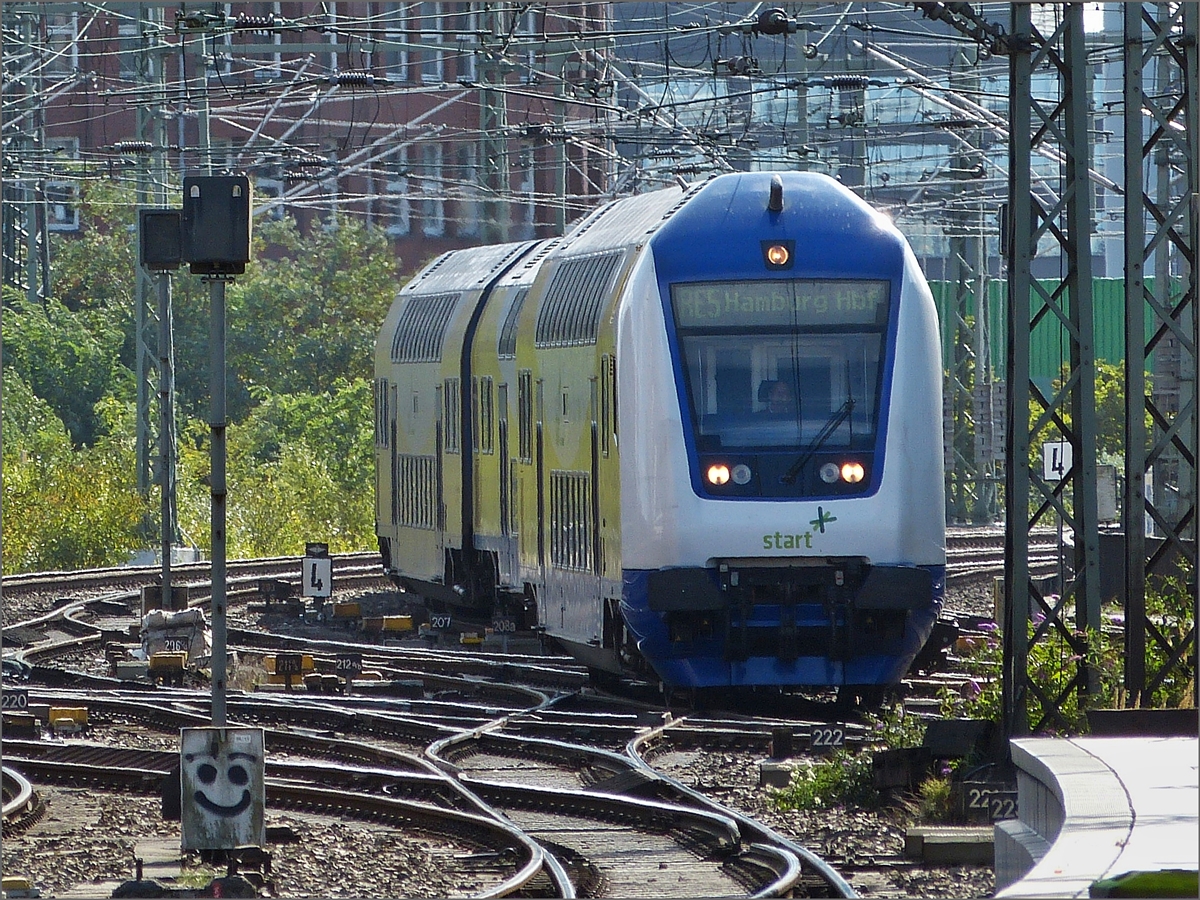 Steuerwagen voraus kommt der Zug aus Cuxhaven in Hamburg an, geschoben wird dieser von der Diesellok 246 009-5 des Untrenehmens Start. Land. Meer. welche diese Linie seit 09.12.2018 betreibt. 
Nach einem kurzen Halt bedient der Zug wieder die Strecke zurück nach Cuxhaven.
