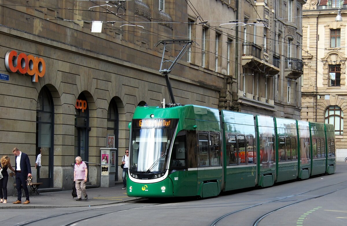 Straßenbahn / Stadtverkehr Basel; Be 6/8 Flexity 2 Nr.5017 bei der Schiffslände in Basel am 29.09.2019.