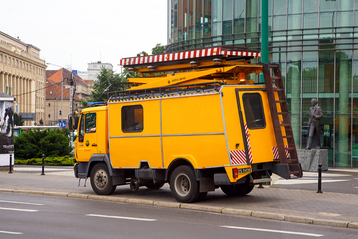 
Straßenbahn Posen / Miejskie Przedsiębiorstwo Komunikacyjne w Poznaniu Sp. z o.o. (MPK Poznań Sp. z o.o.): 
Der MPK 2220 ein Zweiwege-Oberleitungsmontagefahrzeuge mit Hubarbeitsbühne auf Basis eines Star 200, ein Typ des polnischen Nutzfahrzeughersteller Star Trucks (heute zu MAN) am 24.06.2017 in Posen.