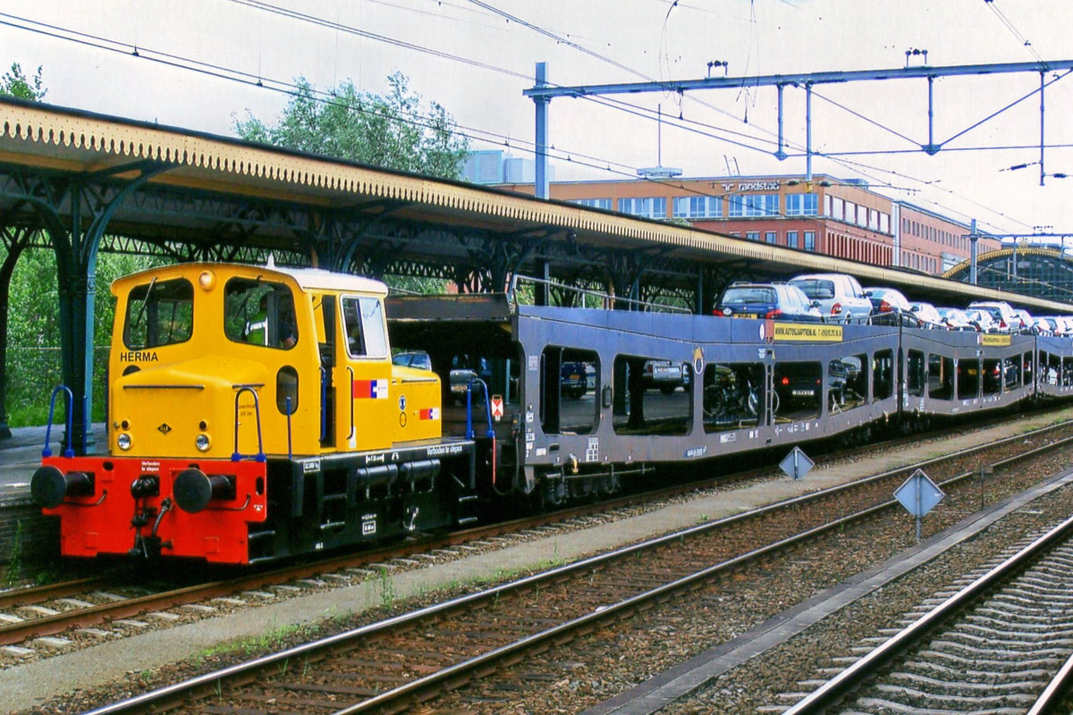 Strukton Herma rangiert am 18 Juli 2004 in 's-Hertogenbosch.

Anmerkung:
Eine O&K vom Typ MB 9 N, Baujahr 1967, Fabriknummer 26620, geliefert an van Hattum & Blankevoort (Combinatie Havenmond) in Hoek van Holland, 1975 an Strukton Railinfra Materieel B.V., als  300202  Herma , ab 2007 UIC-Nr. 
98 84 8282 202-5 NL-SRM.