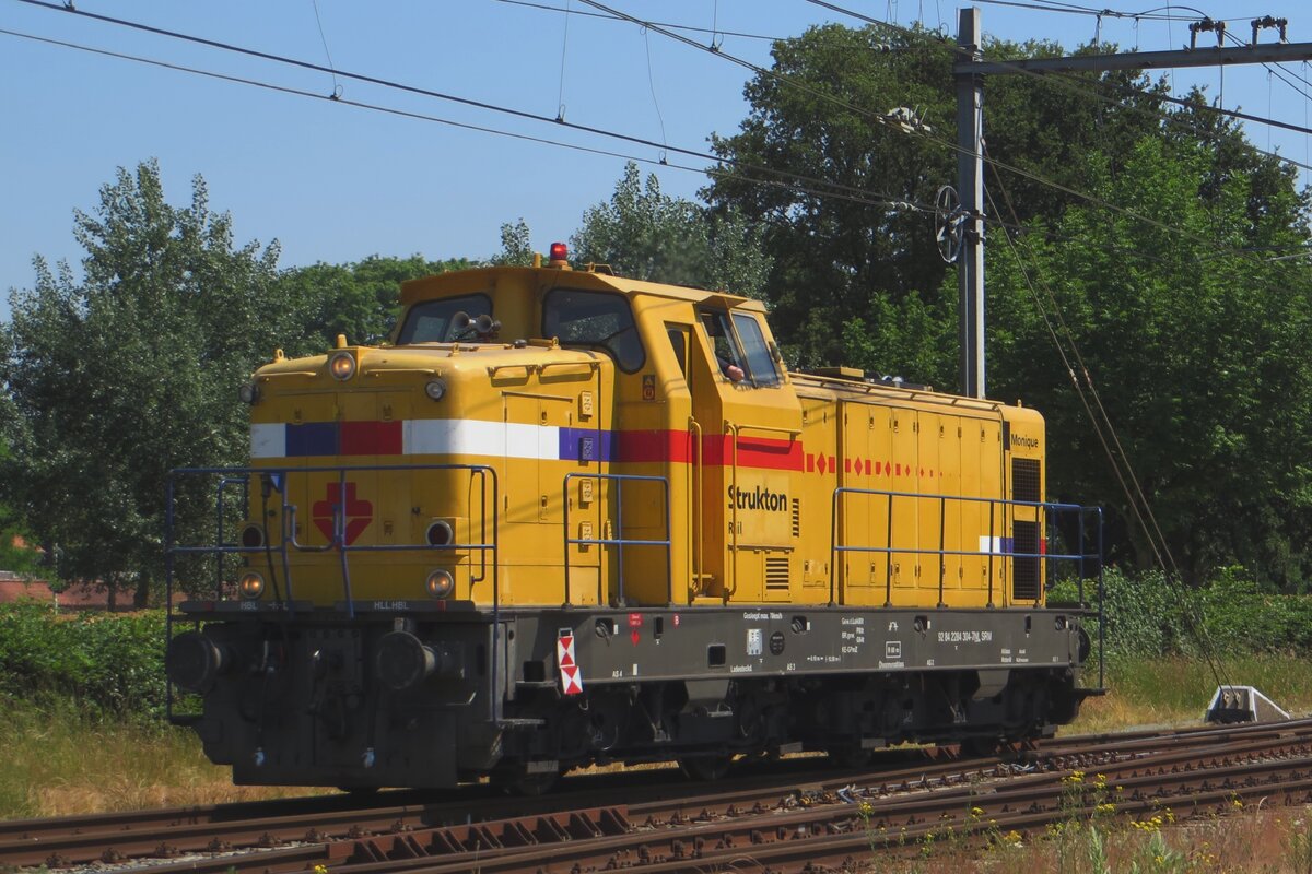 Strukton/OOC 303004 'MONIQUE' pr�ttelt am 9 Juni 2023 der Fotograf -den das Bild von hinter ein Heck machte- in Oss vorbei.