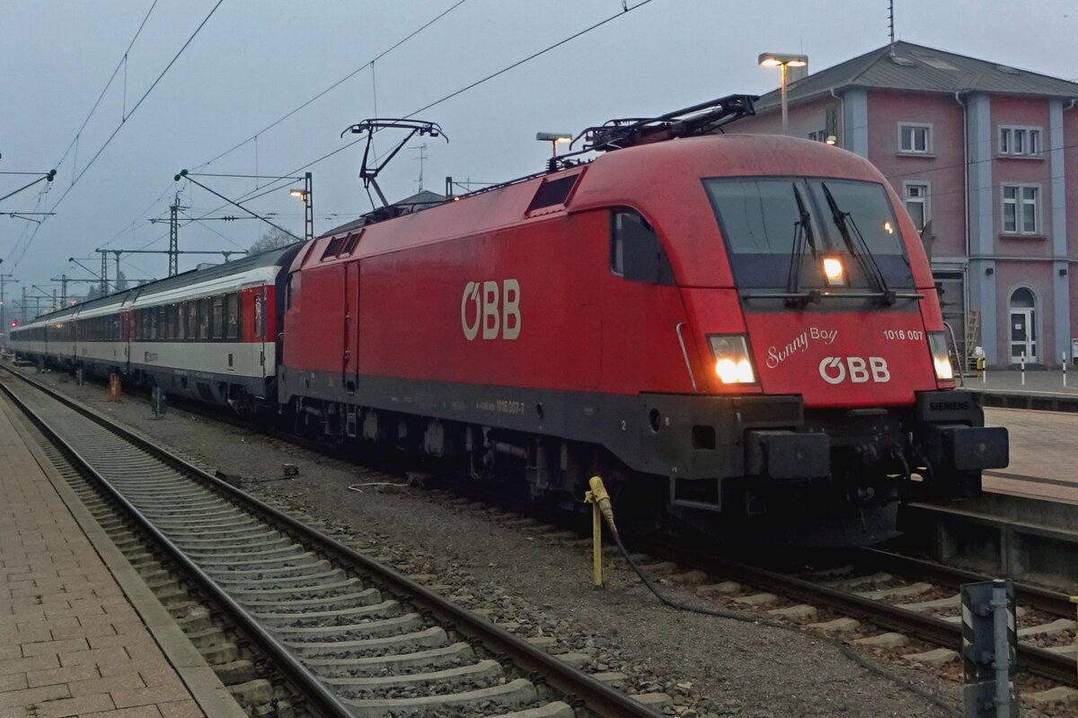 Sunny Boy -auch bekannt als 1016 007-treft am 2 J�nner 2020 in Singen (Hohentwiel) ein m it IC 281 nach Z�rich HB.