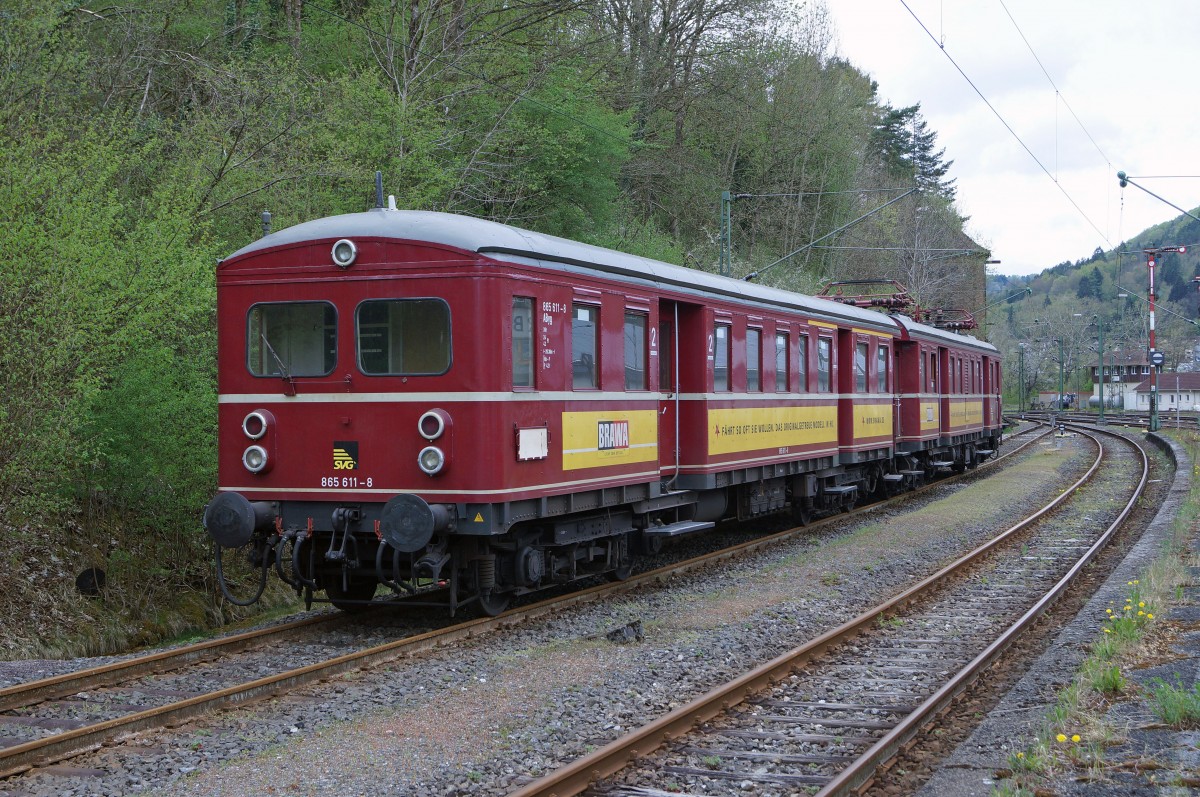SVG: 1. Abschiedsfahrt mit dem  Roten Heuler  ET 65 zur Eisenbahn-Erlebniswelt Horb am Neckar. Mit der Elektrifizierung der Hauptstrecke Stuttgart-Ulm im Jahre 1933 wurde auch in W�rtemberg eine neue Aera im Eisenbahnverkehr beschritten. F�r die Elektrifizierung der Vorortstrecken rund um Stuttgart entwickelte die Maschinenfabrik Esslingen (ME) einen neuartigen Trieb und Steuerwagen f�r die Deutsche Reichsbahngesellschaft (DRG). Zun�chst noch als Baureihe elT 12 und elS 22 bezeichnet, sp�ter dann als ET/ES 65 Baureihe 465 (865). Ueber 45 Jahre lang, von 1933 bis 1978, haben die  filigranen Schwaben  der Baureihe ET 65 Millionen von Fahrg�sten zur Arbeit, zur Schule und zu Freizeitaktivit�ten begleitet. Die  Roten Heuler  aus Esslingen haben verkehrsgeschichte geschrieben ! Erst 1978 wurde mit der Baureihe 420 ein Nachfolger ins Rennen geschickt und die ET 65 kamen in den verdienten Ruhestand. Das  Knacken und Zischen  der  Roten Heuler  ist aber bis heute unvergessen. 2006/2007 hat die SVG beide Fahrzeuge wieder in Betrieb genommen. Nach rund 8 Jahren im Sonderzugsverkehr f�hrt der ET 65 nun erneut in den Ruhestand, da eine weitere Hauptuntersuchung sehr teuer ist. Auf dem hintersten Geleise des Bahnhofs HORB warteten der 865 611-8 und der 465 065-7 am 25. April 2015 auf die abendliche R�ckfahrt nach Stuttgart Hbf.
Foto: Walter Ruetsch
 