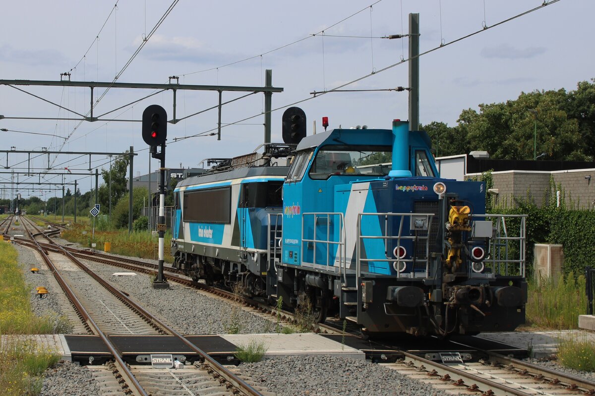 TCS 111001, ex-NS 709, schiebt ein Ellok durch Blerick am 7 Augustus 2025.