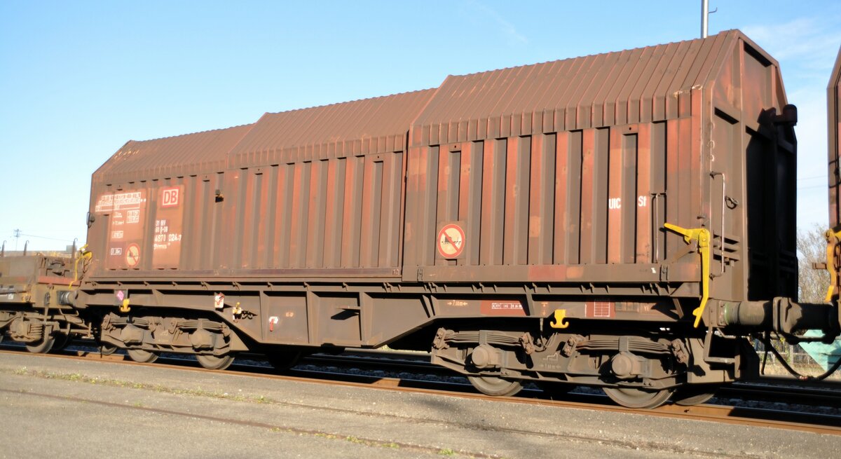 Teleskopwagen/Schiebewandwagen Shimms 708  31 RIV 80-D-DB 4670 024-7 in V�hringen am 23.11.2009.