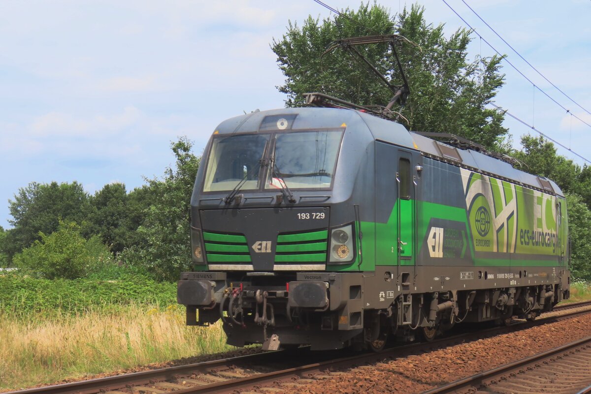 Tfzf f�r LTE 193 729 durch Wijchen am 20 Juli 2024. Das Bild wurde vom hinter ein Bahn�bergang gemacht.