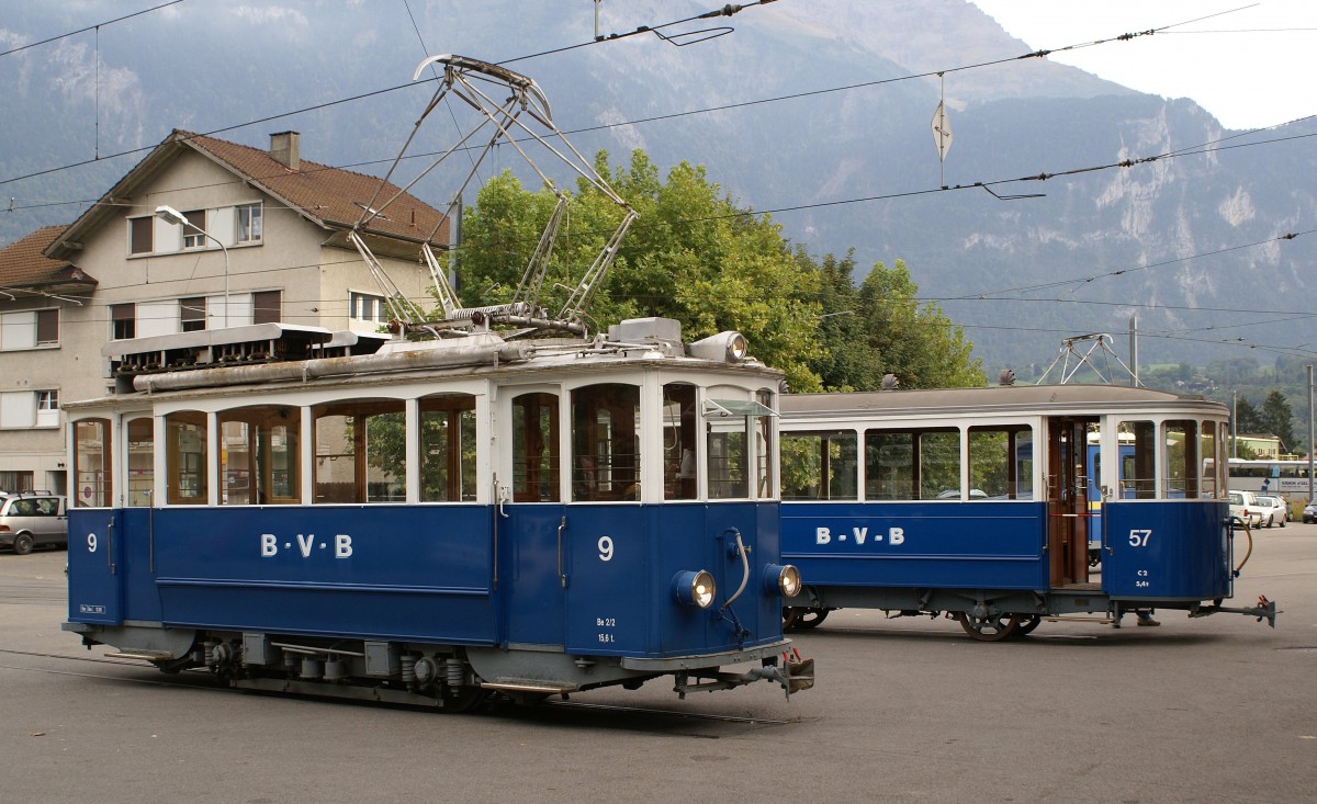 TPC/BVB: Erinnerung an den fr�heren bereits seit mehreren Jahren eingestellten Trambetrieb zwischen dem Bahnhof Bex und B�vieux. Be 2/2 9 (1915) und C2 57 in Bex am 30. September 2006. Beim Be 2/2 9 handelt es sich um den ehemaligen VBZ Be 2/2 1225 der zusammen mit dem baugleichen Be 2/2 8 (ex VBZ Ce 2/2 1148) bei der Strassenbahn Villars-Chesi�res im Betrieb stand. Dieser Strassenbahnbetrieb wurde am 30.9.1961 eingestellt. Die beiden Anh�ngewagen C2 57 und C2 58 gelangten 1958 an die BVB, wo sie im Trambetrieb auf der Adh�sions-Strecke Gryon-Villars eingesetzt wurden. W�hrend der Be 2/2 9 in Villars und Gryon f�r Dienst- und Rangierfahrten hinterstellt wird, ging der Be 2/2 8 zur�ck nach Z�rich an den Tramverein.   
Foto: Walter Ruetsch 