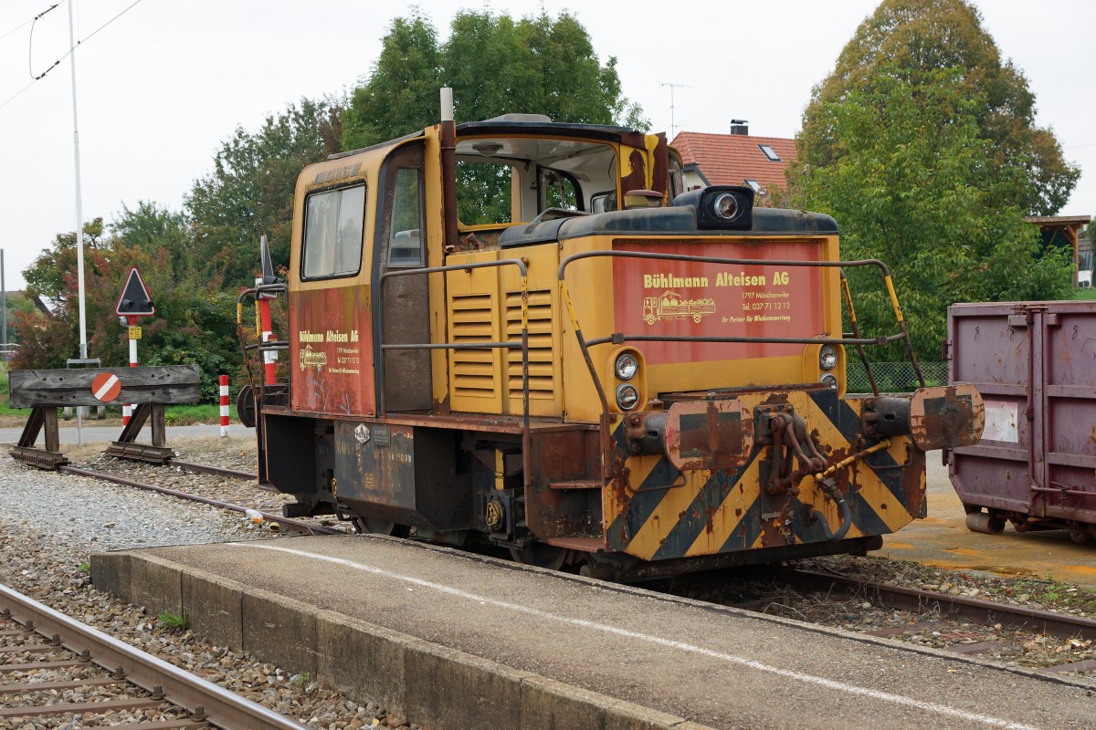 TPF/GFM: Zur Zeit modernisiert TPF die Bahnhöfe und Haltestellen der Strecke Fribourg-Murten-Neuchâtel. Zur Sicherheit der Fahrgäste entstehen moderne Unterführungen sowie behindertengerechte Perrons. Dabei werden nutzlose Weichen und Abstellgeleise aufgehoben. In Münchenwiler-Gourgevaux wird das Abstellgeleise verschwinden samt der MOYSE-Diesellok, die bereits seit mehreren Jahren vor sich hin rostet. Die Aufnahme stammt vom 10. Oktober 2015.
Foto: Walter Ruetsch 