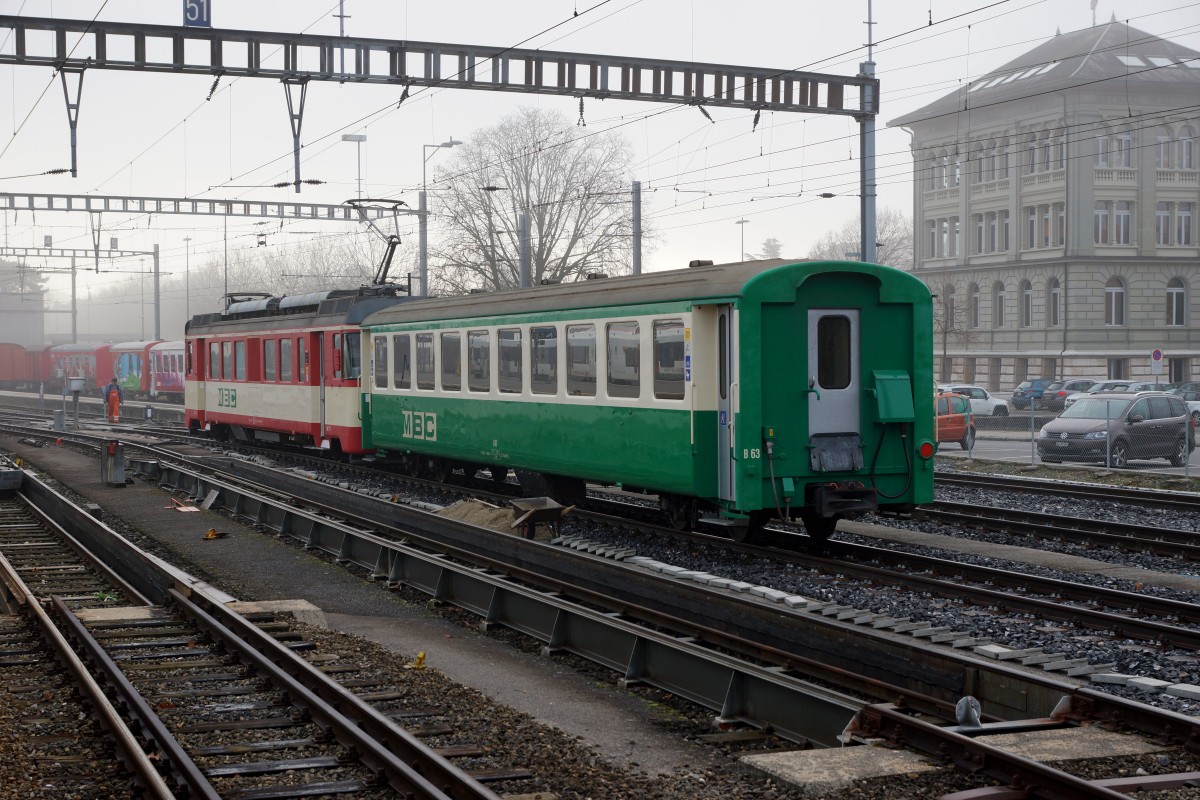 TRAVYS/YStC/MBC/BAM: Ersatzzug auf TRAVYS bestehend aus dem MBC Be 4/4 15 (ehemals YStC) und dem MBC B 63 (ehemals BAM) in Yverdon les Bains am 11. Dezember 2015 bei nebligem Wetter.
Foto: Walter Ruetsch