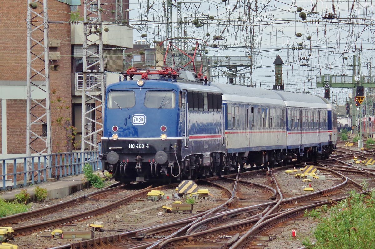 TRI 110 469 treft mit RB 48 nach Wuppertal in K�ln Hbf ein am 27 April 2018. 