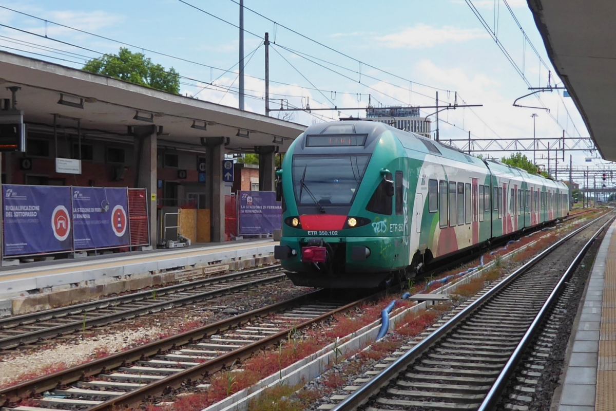 Triebzug ETR 350 102 muss f�r kurze Zeit auf das Zwischengleis in Ferrara ausweichen, um andere Z�ge an den Bahnsteigen vorbei zu lassen. 08.05.2025