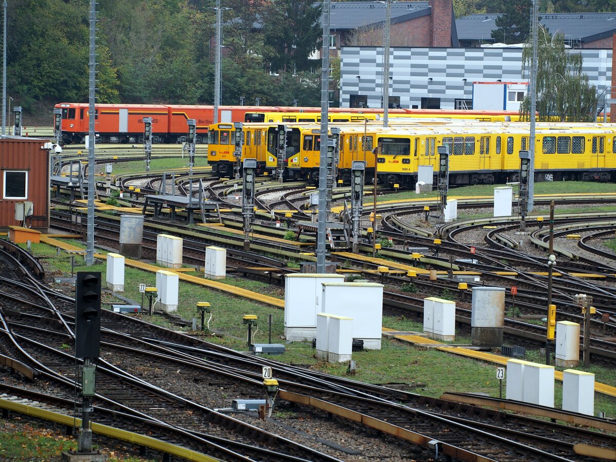 U-Bahn Berlin; Übersicht über das Betriebsgelände am Olympiagelände am 21.10.2019. Vom Hintergrund links hinten angefangen: Hilfsgerätezug SX 02 Nr.4020/4021 Typ 4x+4x TwZR von O&K Baujahr 1972;  A 3 L 92.1 Nr.617 Typ 4x+4x TwZR von ABB Baujahr 1973; HK 06 Nr.1018 Typ 4*4x TwZR von Bombardier Baujahr 2007;  A 3 L 71 Nr.763 Typ 4x+4x TwZR von O&K Baujahr 1972 (dieser Zug wurde 2021 verschrottet) und Gl/1 E Nr.1089 Typ 4*4x TwZR von LEW Baujahr 1988, am 21.10.2019.