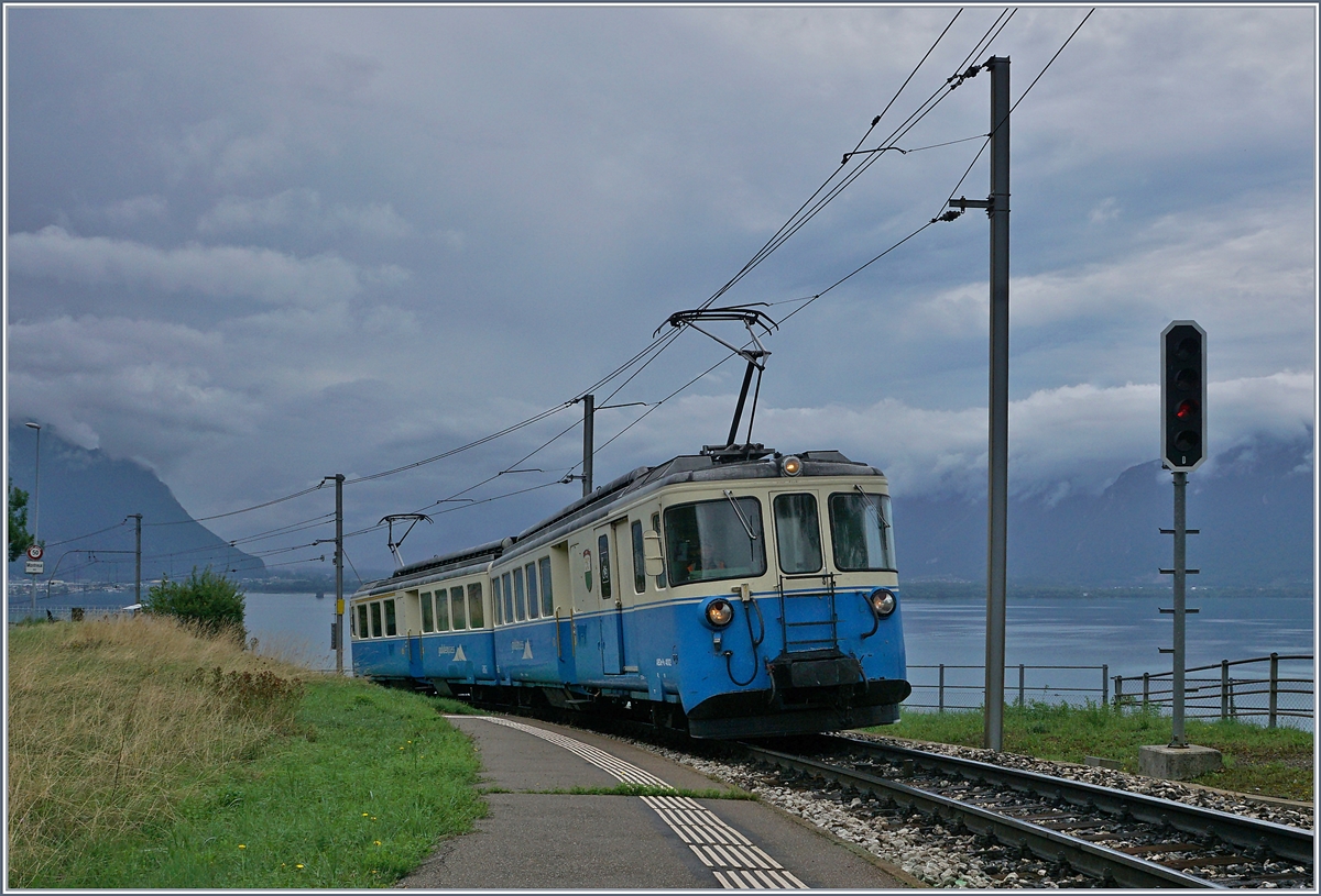Überraschung! Auch NACH dem Fête des Vignerons ist der MOB ABDe 8/8 noch im Planverkehr anzutreffen. Der ABDe 8/8 4002 VAUD als Regionalzug 2330 nach Fontanivent erreicht den Halt Châtelard VD.

19. August 2019