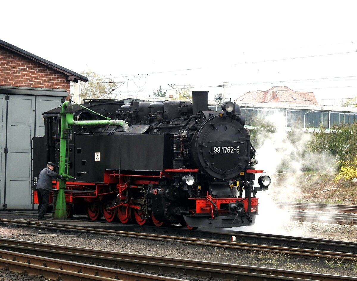 Umsetzen und Wasserfassen der Lok 99 1762-6 in Radebeul am 12.04.2016.