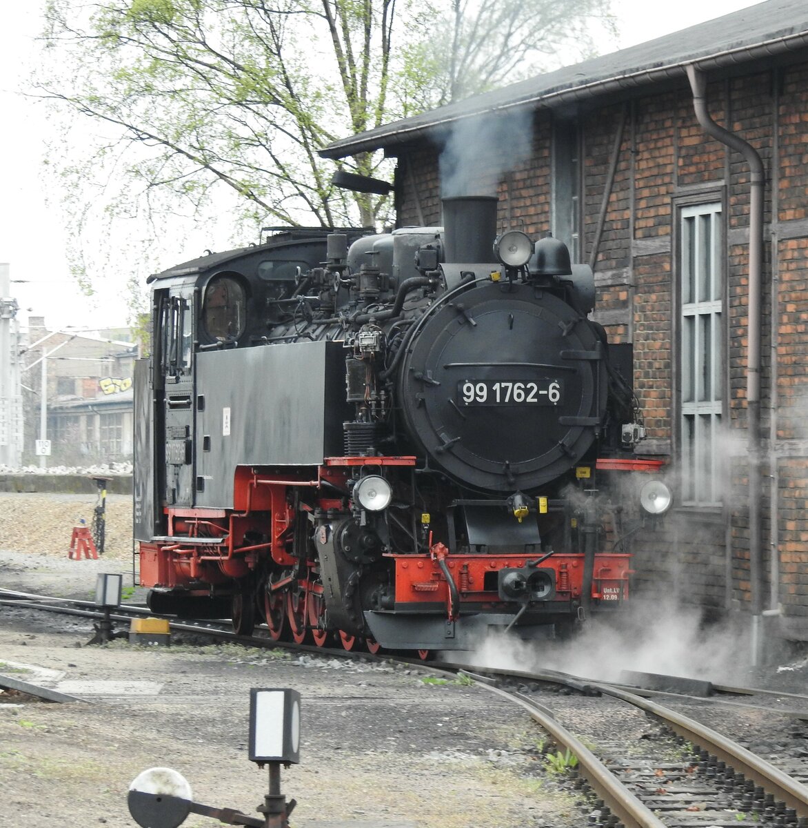 Umsetzen und Wasserfassen der Lok 99 1762-6 in Radebeul am 12.04.2016.