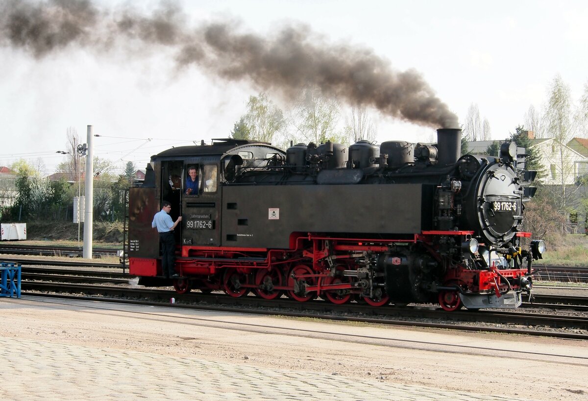 Umsetzen und Wasserfassen der Lok 99 1762-6 in Radebeul am 12.04.2016.
