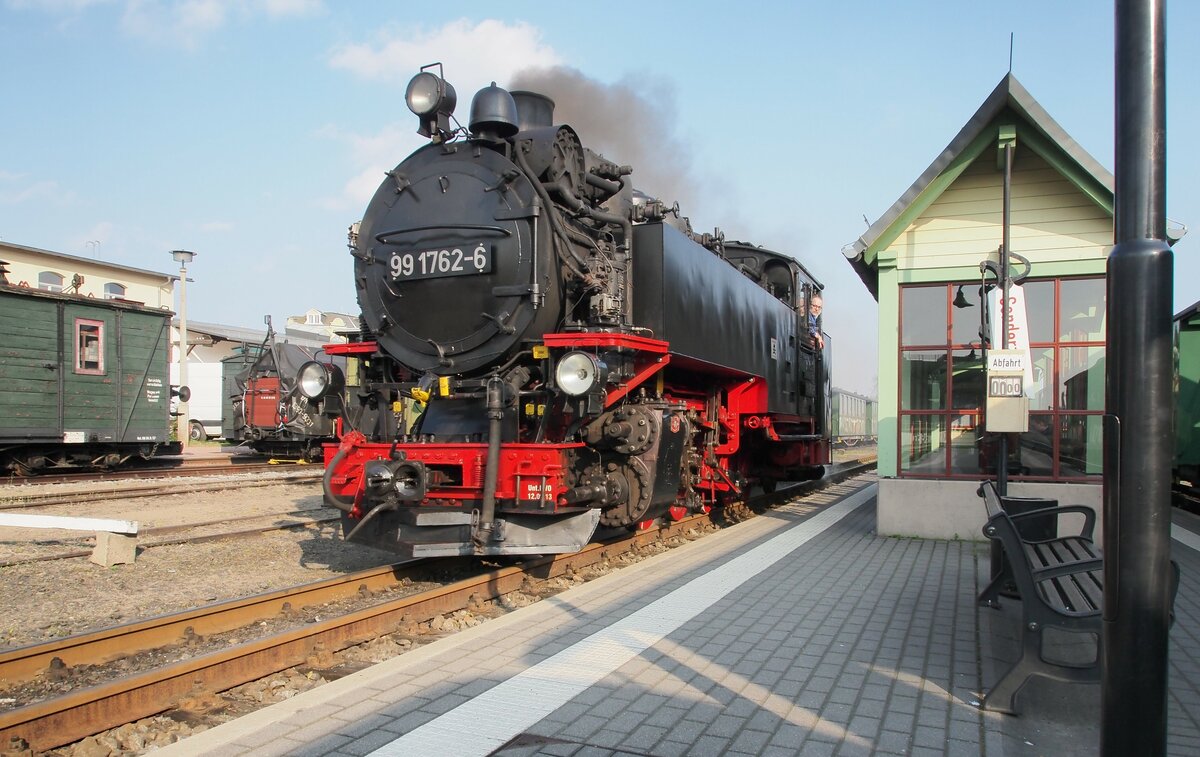 Umsetzen und Wasserfassen der Lok 99 1762-6 in Radebeul am 12.04.2016.