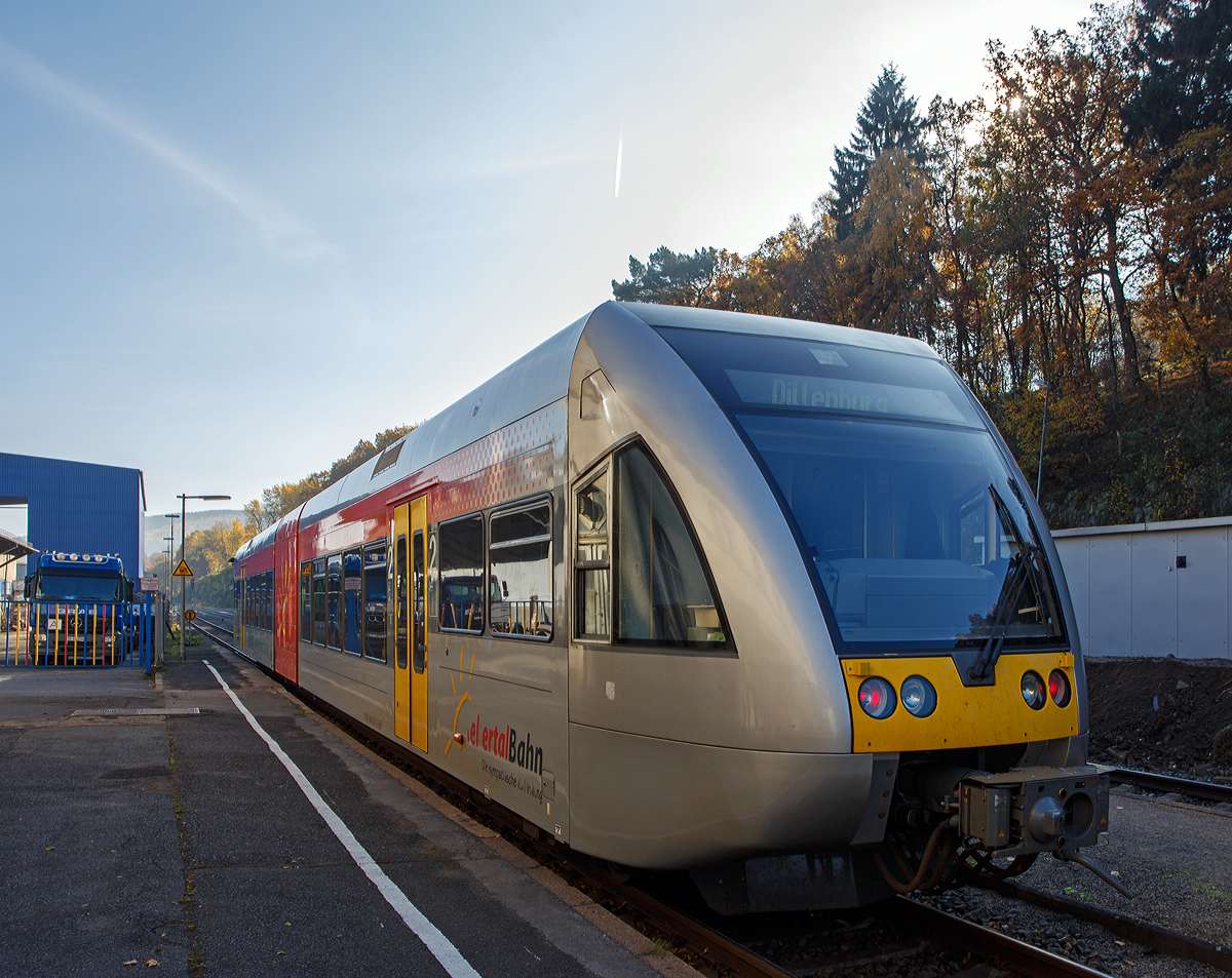 
Unfreiwillig hatte der VT 117 (95 80 0946 417-2 D-HEB/95 80 0646 417-5 D-HEB/95 80 0946 917-1 D-HEB) ein Stadler GTW 2/6 der HellertalBahn, als RB 96  Hellertal-Bahn  (Betzdorf-Herdorf-Haiger-Dillenburg) im Bahnhof Neunkirchen (Kr. Siegen) ca. 15 Minuten Aufenthalt. Grund war das er den Gegenzug (ein 628/928er der WEBA) abwarten musste, der durch Laub auf den Gleisen auf den Steigungen nicht so schnell voran kam und die Hellertalbahn (KBS 462) eingleisig ist.