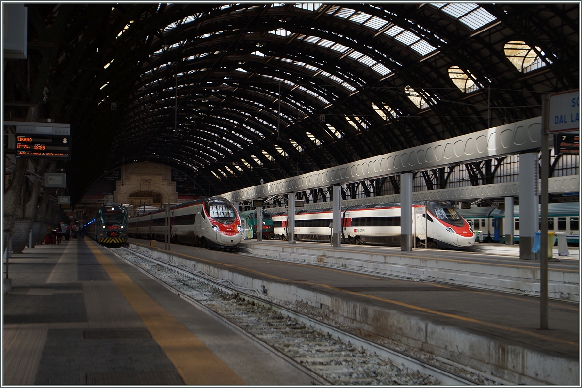 Unter andern warten in Milano ein SBB RABe 503 und ein SBB ETR 610 auf die Abfahrt nach Zürich bzw. Genève.
22. Juni 2015 