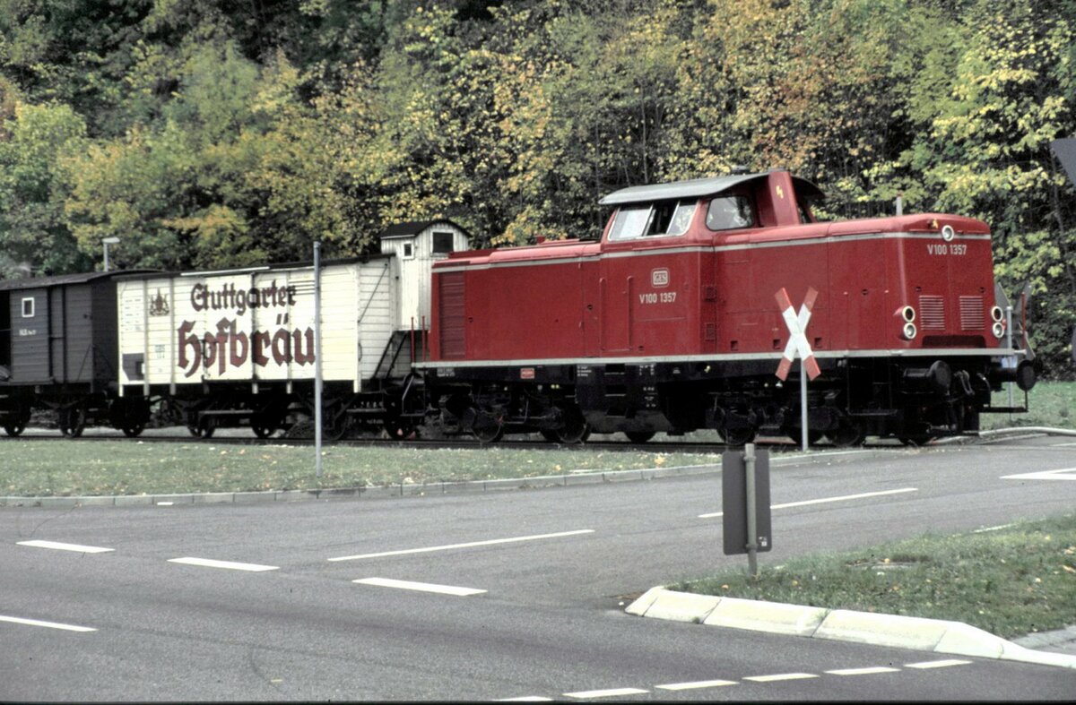 V 100 1357 in Bad Urach in frischem purpurrot am 11.10.1997. Die Lok f�hrt hier als GES-Lok. Diese wurde 1962 in Esslingen unter Fabrik Nr.5293 gebaut, wurde am 29.08.1997 in purpurrot lackiert und ist hier kurz vor der Ausmusterung am 20.10.1994 zu sehen.