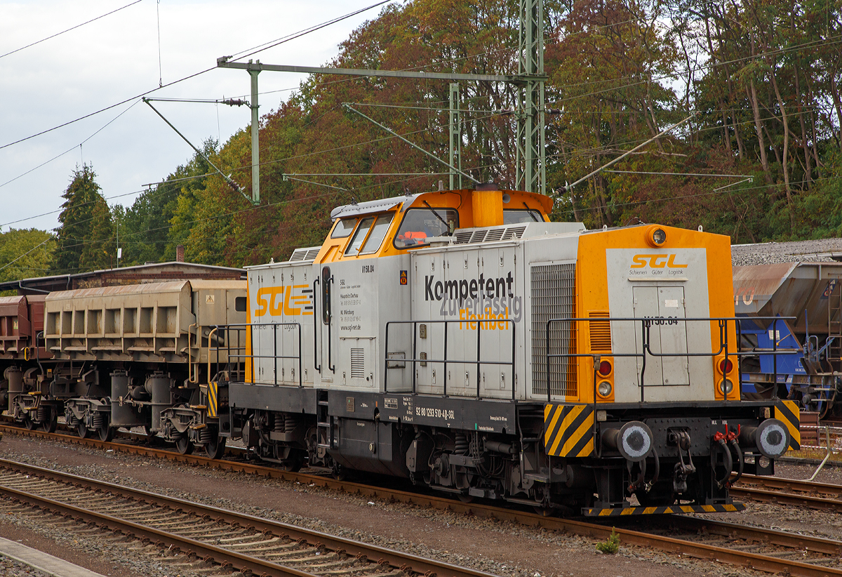 
V 150.04 (92 80 1293 510-4 D-SGL) der SGL - Schienen Güter Logistik GmbH steht am 15.09.2018 mit Zweiseitenkippwagen der Gattung Fas im Bahnhof Au (Sieg). 

Die V 100.5 wurde 1983 bei LEW (VEB Lokomotivbau Elektrotechnische Werke „Hans Beimler“, Hennigsdorf) unter der Fabriknummer 17315 gebaut und als 110 966-9 an die DR ausgeliefert, 1992 Umzeichnung in 710 966-3 und 1996 die Ausmusterung bei der DB. 1999 erfolgte ein Umbau gemäß Umbaukonzept BR 293 der ABB Daimler Benz Transportation GmbH bei der Regental Fahrzeugwerkstätten GmbH. 