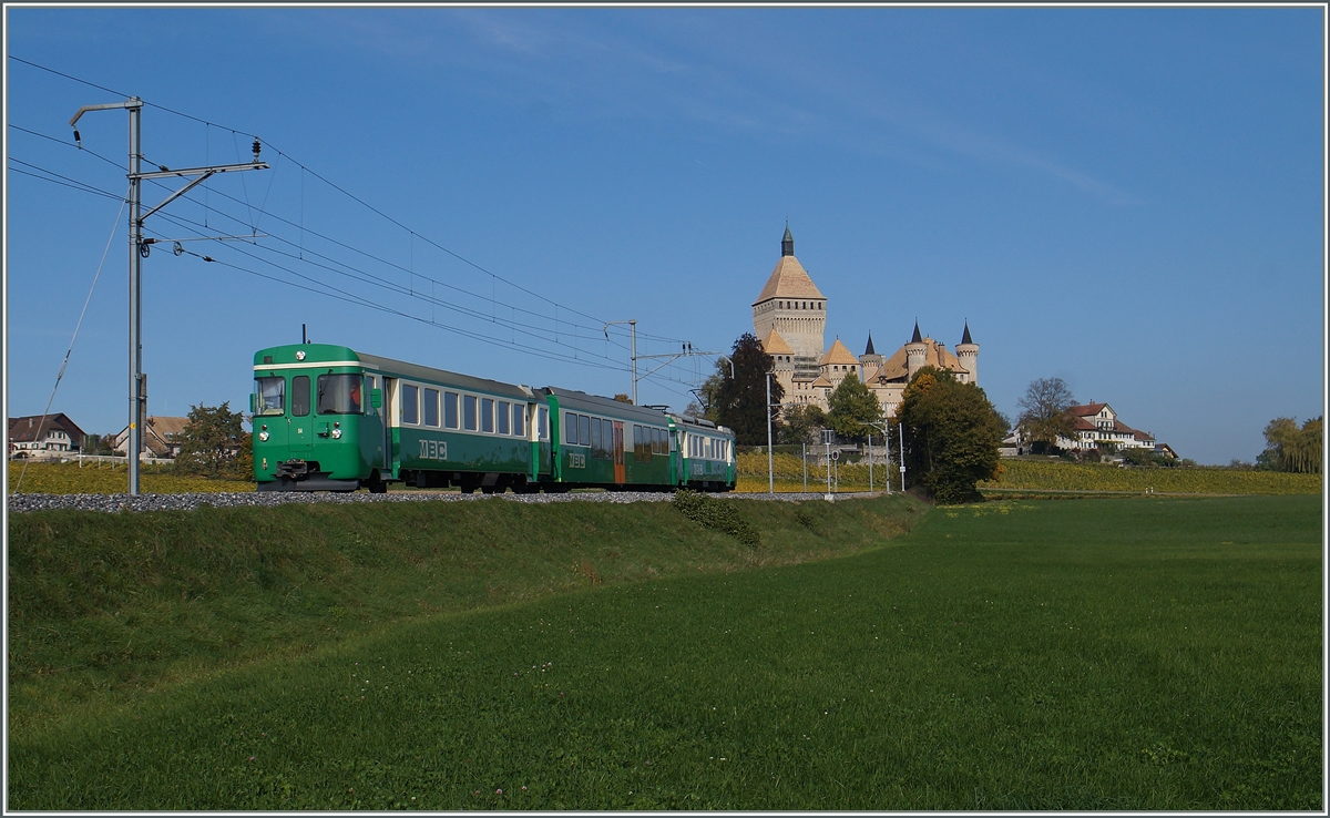 Verkehrtrum gereiht - wohl f�rs Jubil�um - verkehrte dieser BAM Zug bei Ch�teau de Vufflens Richtung Morges.
20. Okt. 2015