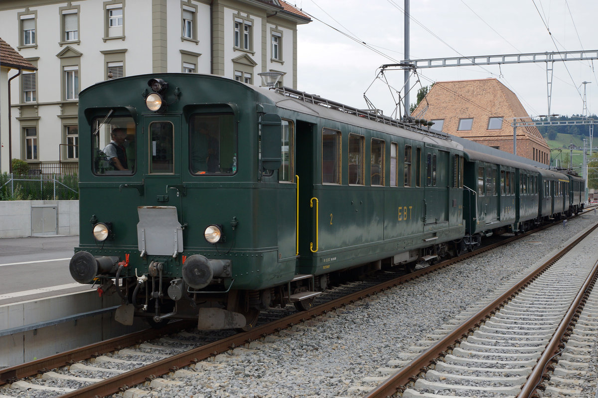 VHE/ Verein Historische Eisenbahn Emmental:
Anlässlich der Huttwiler Dampftage 2016 fand am 1. Oktober ein interessantes Triebwagentreffen statt.
Nur für einen sehr kurzen Moment fotografierbar war in Huttwil dank einem Rangiermanöver ein historischer 4-Wagenzug mit den BDe 2/4 24o und dem BDe 3/4 43 an beiden Einden.  
Foto: Walter Ruetsch