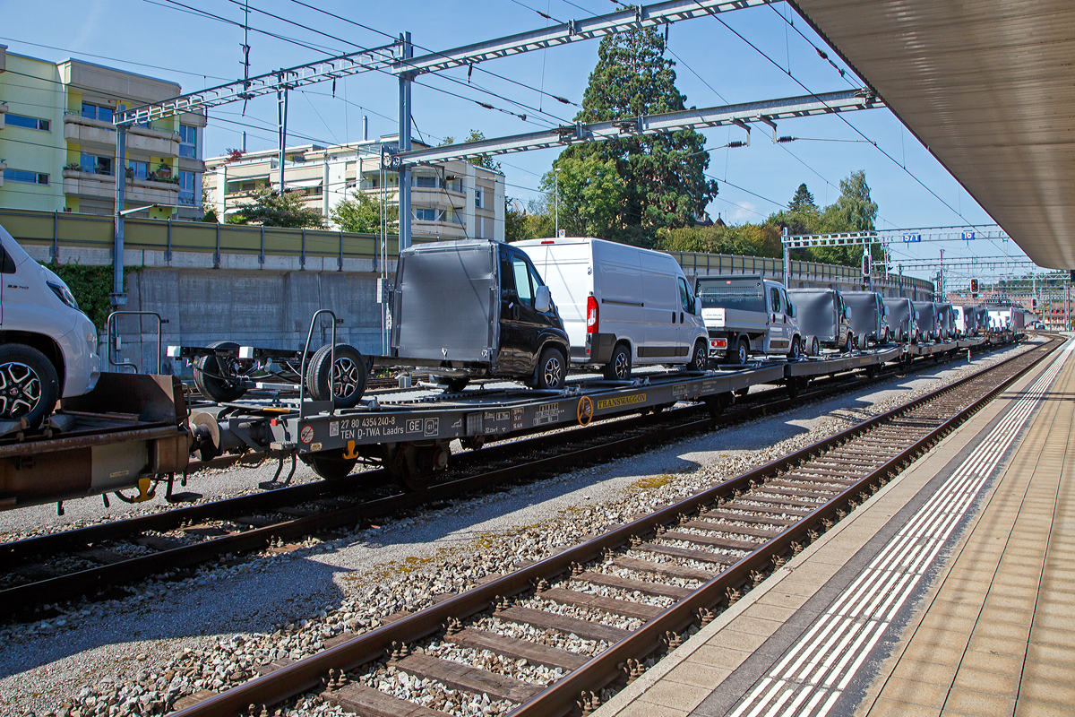 Vierachsige Flachwageneinheit mit abgesenktem Fußboden und Radvorlegern (2 x 2-achsig) der TRANSWAGGON GmbH, der Gattung Laadrs (TWA Typ DB4), 27 80 4354 240-8 D-TWA, beladen mit Transportern, am 08.09.2021bei einer Zugdurchfahrt im Bahnhof Spiez (CH).

TECHNISCHE DATEN:
Gattung: Laadrs (TWA Typ DB4)
Spurweite: 1.435 mm
Anzahl der Achsen: 4
Länge über Puffer : 32.320 mm
Achsabstände: 10.000 mm / 5.830 mm / 10.000 mm
Laufraddurchmesser: 840 mm (neu)
Ladelänge : 30.990 mm 
Ladebreite : 2.730 mm 
Fußbodenhöhe über SOK: 1.000 mm
Höchstgeschwindigkeit: 100 km/h  / 120 km/h (leer)
Eigengewicht: 28.700 kg
Nutzlast: 51,3 t ab Streckenklasse C
Kleinster befahrb. Gleisbogenhalbmesser: 75 m
Bremse: 2 x KE-GP-A
Bremssohle: K-Sohle
Handbremse: Ja
Verwendungsfähigkeit: TEN GE