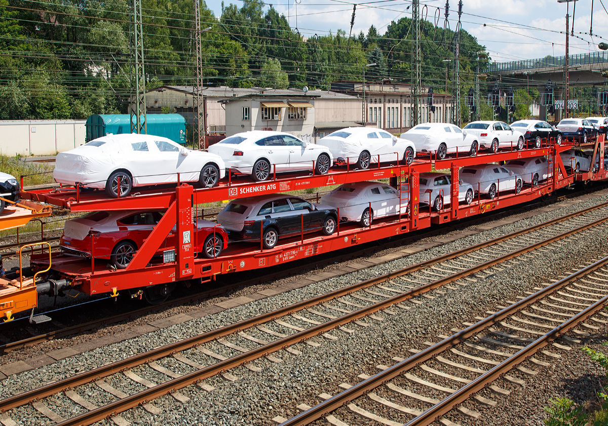 Vierachsiger Doppelstock-Autotransportwagen der Gattung Laaers 560 der DB Cargo AG (ex DB Schenker ATG) eingestellt als 25 80 4371 796-0 D-ATG am 08.07.2017 abgestellt im Zugverband in Kreuztal.

Die Bauart 560 – mit stufenlos verstellbarer oberer Ladeebene

Wagen der Bauart 560 werden f�r den internationalen Transport von PKWs, Gel�ndewagen, und Vans eingesetzt und bieten maximale Flexibilit�t durch eine stufenlos verstellbare obere Ladeebene. Aufgrund der hohen Lastgrenze (34t) ist der Transport von besonders schweren Fahrzeugen der genannten Typen m�glich.

Damit sowohl ein typenreiner Transport als auch eine Mischverladung in den unterschiedlichen Ladema�en m�glich ist, kann die obere Ladeebene hinsichtlich der Transportstellungen stufenlos eingestellt werden.

Durch die Entwicklung eines ver�nderten Ladungssicherungssystems wurde den Kundenanforderungen nach optimierten Transportm�glichkeiten f�r Fahrzeuge mit niedrigerer Bodenfreiheit Rechnung getragen.

TECHNISCHE DATEN:
Gattung: Laaers (Bauart 560)
Spurweite: 1.435 mm
Anzahl der Achsen: 4
Laufraddurchmesser (neu): 840 mm
L�nge �ber Puffer : 31.000 mm
Ladel�nge : 30.070 mm (unten) / 30.550 mm (oben)
Ladebreite : 2.950 (unten) / 2.750 mm (oben)
H�chstgeschwindigkeit: 100 km/h (120 km/h leer)
Eigengewicht: 30.060 kg
Nutzlast: 34,0 t (unten max. 18 t / oben max. 18 t)
Abstand der �u�eren Rads�tze: 25.160 mm (10.000 / 5.160 / 10.000 mm) 
Verwendungsf�higkeit: TEN
Kleinster befahrb. Gleisbogenhalbmesser: 75 m
