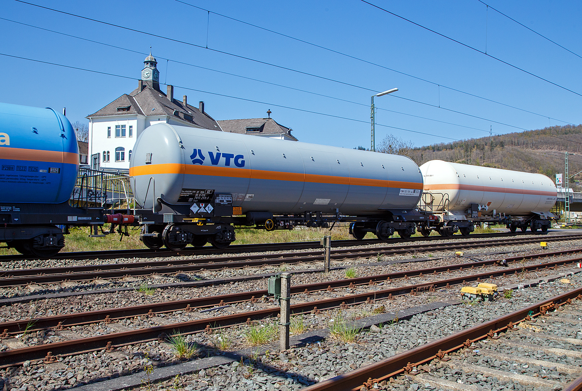 Vierachsiger Drehgestell-Druckgaskesselwagen der Gattung Zags, 33 80 7811 259-6 D-VTG, der VTG AG (VTG Wagen-Typ G86.102D) am 27.04.2021 im Zugverband bei einer Zugdurchfahrt in Niederschelden (Sieg) in Richtung K�ln. Ladegut ist laut Gefahrstofftafel (268/1005) mit Ammoniak.

TECHNISCHE DATEN (gem. Anschriften) :
Spurweite: 1.435 mm
Achsanzahl: 4 (in 2 Drehgestelle)
L�nge �ber Puffer : 17.390 mm
Drehzapfenabstand: 11.490 mm
Achsabstand im Drehgestell: 1.800 mm
H�chstgeschwindigkeit: 100 km/h (beladen) / 120 km/h (leer)
Eigengewicht: 35.350 kg
Nutzlast: 54,6 t (bei Streckenklasse D)
Gesamtvolumen: 103.313 Liter
Intern. Verwendungsf�higkeit: TEN-GE
Bauart der Bremse: KE – GP 
Kleinster befahrbarer Gleisbogen: R 35 m
Bremssohle: K-Sohle

Als Sicherheitseinrichtungen besitzen diese Wagen Crashpuffer.

Tankcode:  P29BH / Sondervorschrift TE 22 und TE 25 (�berpufferungsschutz und Tankschutzschild)
P =Tank f�r verfl�ssigte oder unter Druck gel�ste Gase
29 = Mindestberechnungsdruck 29 bar
B = Tank mit Boden�ffnungen mit 3 Verschl�ssen f�r das Bef�llen oder Entleeren 
H = luftdicht verschlossener Tank
