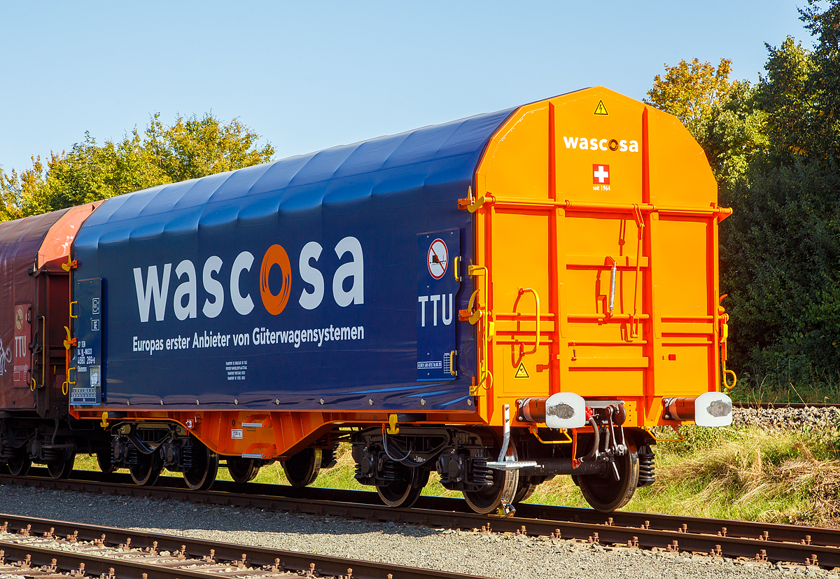 Vierachsiger Drehgestell-Flachwagen mit verschiebbarem Planenverdeck und Lademulden f�r Coil Transporte, 37 84 4680 269-6 NL-WASCO, der Gattung Shimmns-ttu, der WASCOSA AG, abgestellt am 19.09.2020 in Herdorf auf dem KSW Rbf (Freien Grunder Eisenbahn).

Der Wagen wurde im August 2020 vom rum�nischen G�terwagenhersteller ASTRA RAIL Industries (ein Tochterunternehmen von The Greenbrier Companie) unter der Fabriknummer 03620 gebaut.

Diese Wagen sind speziell f�r den Transport witterungsempfindlicher Blechrollen (Coils) bestimmt. Er besitzt feste Stirnw�nde, 5 fest im Untergestell eingebaute Lademulden. Die Wagenabdeckung erfolgt mit einer PVC-beschichteten Gewebeplane, die auf 11 Rohrrahmen aufliegt. �ber Laufwagen ist das Planendach in Wagenl�ngsrichtung verschiebbar. Die Verriegelung des Planendaches an den Stirnw�nden erfolgt �ber eine 4-Punkt-Zentralverriegelung, die sowohl vom Erdboden als auch von der Rampe aus bedient werden kann. Das Planenverdeck l�sst sich an einem Wagenende so weit zusammenschieben, dass ca. 2/3 der Ladefl�che zur Beladung freigegeben wird. Hierdurch ist eine einfache Beladung des Wagens sowohl von oben als auch von der Seite aus m�glich. 

TECHNISCHE DATEN:
Spurweite: 1.435 mm
Achsanzahl: 4 (in 2 Drehgestelle)
L�nge �ber Puffer: 12.040 mm
L�nge der Ladefl�che: 10.800 mm
Drehzapfenabstand: 7.000 mm
Achsabstand im Drehgestell: 1.800 mm
Laufraddurchmesser: 920 mm (neu)
Eigengewicht:  21.300 kg
H�chstgeschwindigkeit: 100  km/h (beladen) / 120 km/h (leer)
Maximales Ladegewicht: 68,7 t (Streckenklasse D4)
Kleinster bef. Gleisbogenradius: 35 m
Bauart der Bremse: KE-GP-A (mit C810)
Intern. Verwendungsf�higkeit: TEN GE
