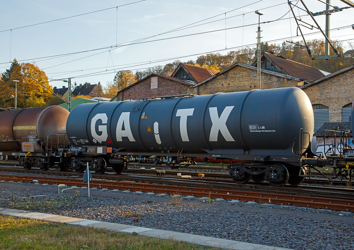 Vierachsiger Drehgestell-Kesselwagen 37 84 7829 594-2 NL-GATXD der Gattung Zans der GATX Rail Germany GmbH (registriert in den Niederlanden), Zugverband am 09.11.2021 bei der Zugdurchfahrt in Betzdorf (Sieg),

Die Gefahrgutkennzeichnung 33/1203 zeigt an es handelt sich um Benzin bzw. Ottokraftstoff.

TECHNISCHE DATEN (gem. Anschriften) :
Gattung: Zans,  GATX Typ 1697
Spurweite: 1.435 mm
Achsanzahl: 4 (in 2 Drehgestelle)
Länge über Puffer: 16.690mm
Drehzapfenabstand: 11.150 mm
Achsabstand im Drehgestell: 1.800 mm
Laufraddurchmesser:  920  mm (neu) 
Eigengewicht: ca. 22.623 kg
Tankinhalt: 97.220 l 
Max. Ladegewicht: 67,23t (Streckenklasse D)
Höchstgeschwindigkeit: 100 km/h (beladen) / 120 km/h (leer)
Bremse: MH-GP (K)
Bremssohle: Cosid 810
Intern. Verwendungsfähigkeit:  TEN-GE
Prüfdruck: 4,0 bar
Max. Betriebsdruck: 3,0 bar
Tankcode: L 4 BH
L= Tank für Stoffe in flüssigem Zustand (flüssige Stoffe oder feste Stoffe, die in geschmolzenem Zustand zur Beförderung aufgegeben werden)
4= zutreffender Mindestprüfdruck in bar
B = Tank mit Bodenöffnungen mit 3 Verschlüssen für das Befüllen oder Entleeren 
H = luftdicht verschlossener Tank