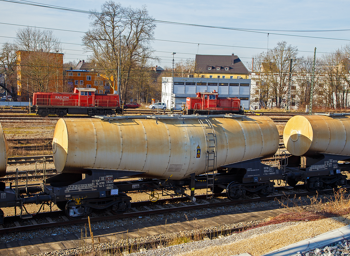 
Vierachsiger-Drehgestell Kesselwagen mit Neigung, speziell für Kreide in flüssiger Form, der Gattung Zacns, 33 84 7840 144-5 NL-ATRR der Wagonvermietungsfirma ATIR-RAIL (Paris) am 08.02.2020 abgestellt im Rbf Augsburg (aufgenommen vom Hbf).

TECHNISCHE DATEN:
Gattung: Zacns
Spurweite: 1.435 mm
Länge über Puffer : 12.800 mm
Drehzapfenabstand: 7.760 mm
Achsabstand im Drehgestell: 1.800 mm
Höchstgeschwindigkeit: 100 km/h (120 km/h leer)
Kleinster befahrbarer Gleisbogen: R 75 m
Eigengewicht: 19.650 kg
Nutzlast: 70,3 t (ab Streckenklasse D3)
Gesamtvolumen: 45.000 Liter
Behälterwerkstoff : Edelstahl  mit Wärmeisolation
Intern. Verwendungsfähigkeit: TEN GE
