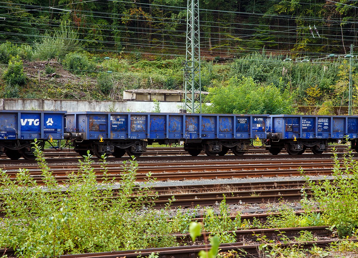 Vierachsiger offener Drehgestell-G�terwagen (Niederbordwagen), 37 80 5840 081-3, der Gattung Eamos, der VTG AG, Schweiz, abgestellt am 17.09.2022 im Zugverband in Betzdorf/Sieg. 

TECHNISCHE DATEN:
Spurweite: 1.435 mm (Normalspur)
Achsanzahl: 4 in zwei Drehgestellen
L�nge �ber Puffer: 12.060 mm
Drehzapfenabstand: 6.500 mm
Achsabstand im Drehgestell: 1.800 mm
Ladel�nge: 10.800 mm
Ladefl�che: 30,1m�
Laderaum:  28,6 m�
H�chstgeschwindigkeit: 100 km/h (beladen)
Maximales Ladegewicht ab Streckenklasse C4: 60,4 t 
Eigengewicht: 19.520 kg
Kleinster bef. Gleisbogenradius: R 50 m
Bremse: O-GP  SAB DRV2A-600 (LL)
Handbremse: Ja
Intern. Verwendungsf�higkeit: RIV
