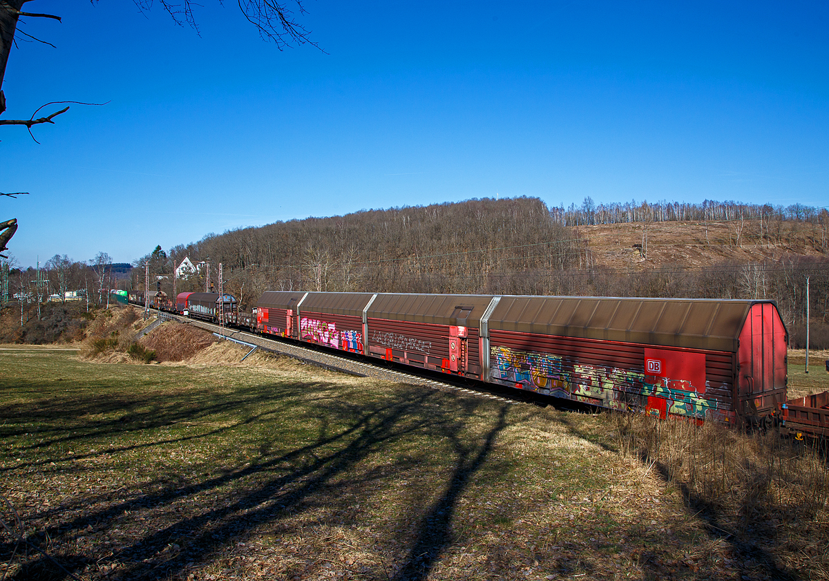 Viergliedriger geschlossener Doppelstock-Autotransportwagen mit acht Radsätzen, im Vordergrund 45 80 2914 063-1 D-ATG der Gattung Hcceerrs 330, der DB Cargo Logistics GmbH (ex ATG Autotransportlogistic GmbH), am 10.03.2022 bei einer Zugdurchfahrt bei Rudersdorf (Kr. Siegen). Die geschlossene Doppelstock-Autotransportwageneinheit besteht aus 4 kurzgekuppelten zweiachsigen Wagen. 

Allein dieser Wagen hat eine Länge von 54 m.
