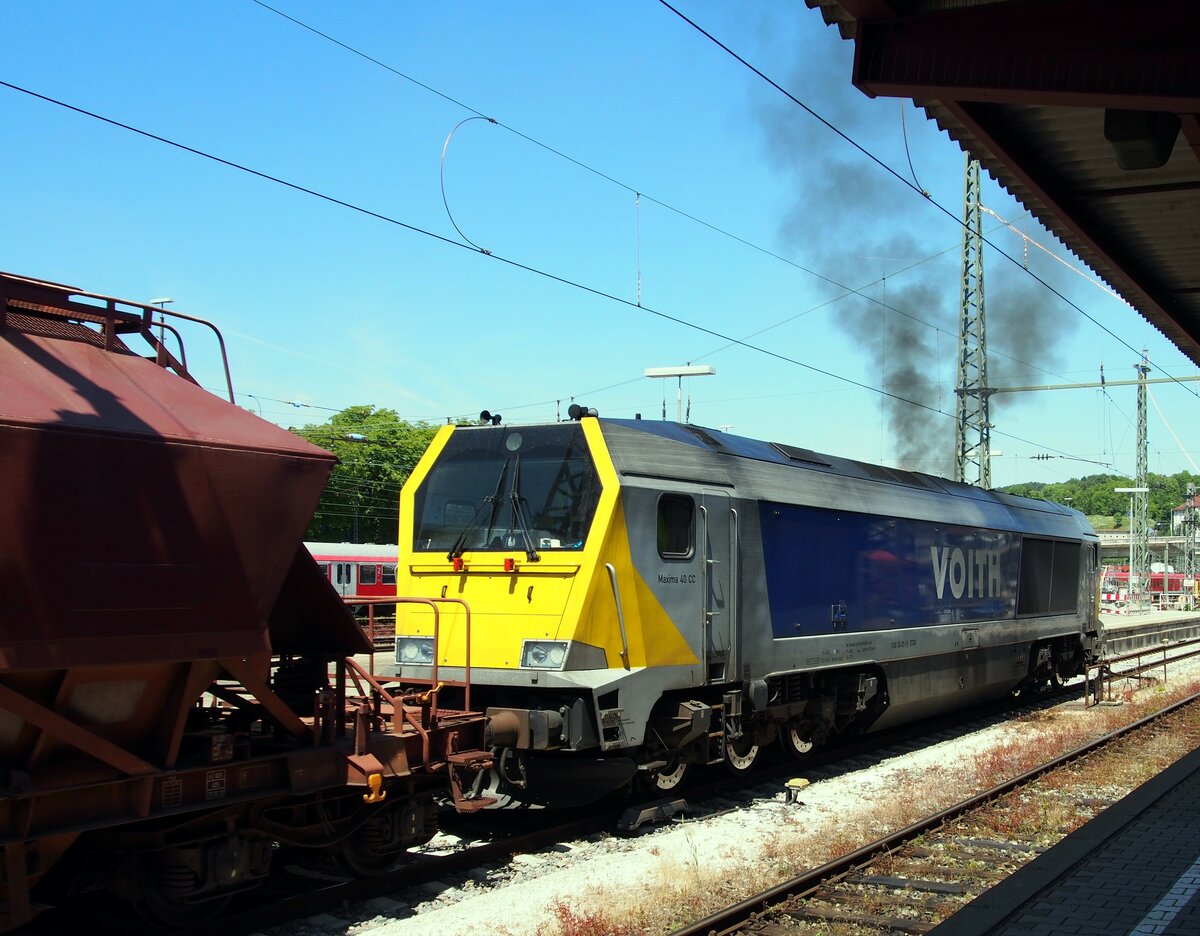 Voith Maxima 40 CC in Ulm setzt an einem Silozug an die andere Seite um am 07.06.2014. Es gibt wohl Probleme mit dem Rußfilter.